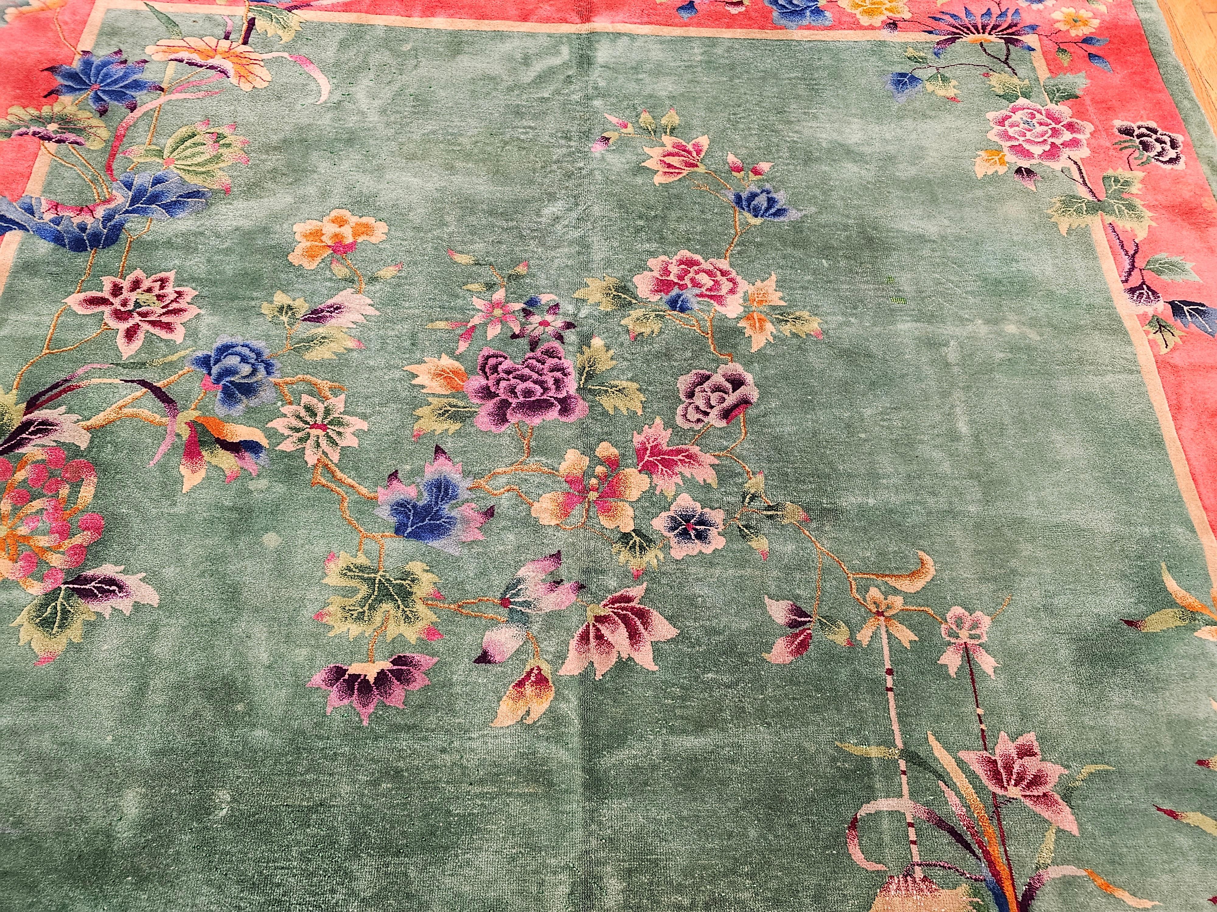 Chinesischer Art-Déco-Teppich in Zimmergröße im Vintage-Stil mit Blumenmuster in Grün, Blau, Rosa und Rosa (Wolle) im Angebot