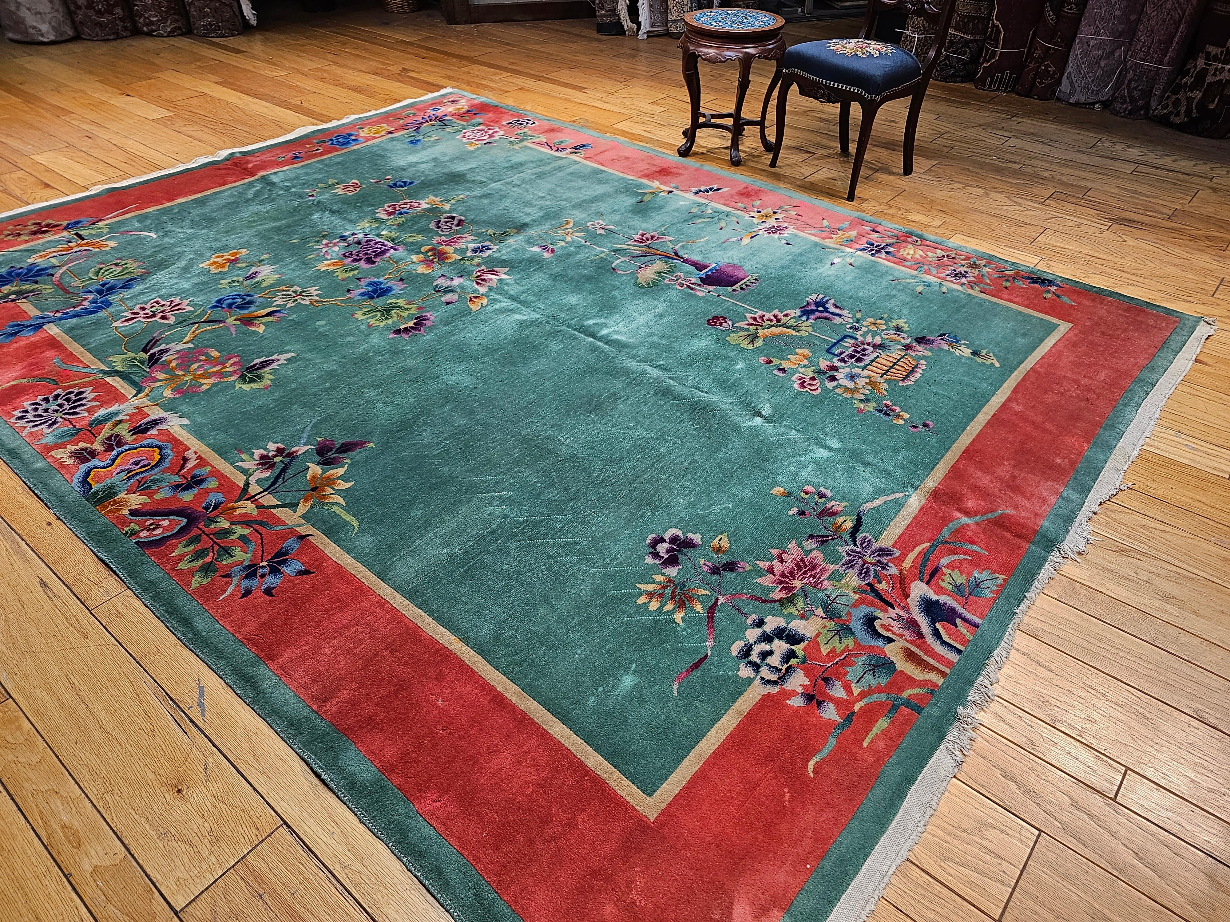 Chinesischer Art-Déco-Teppich in Zimmergröße im Vintage-Stil mit Blumenmuster in Grün, Blau, Rosa und Rosa im Angebot 1
