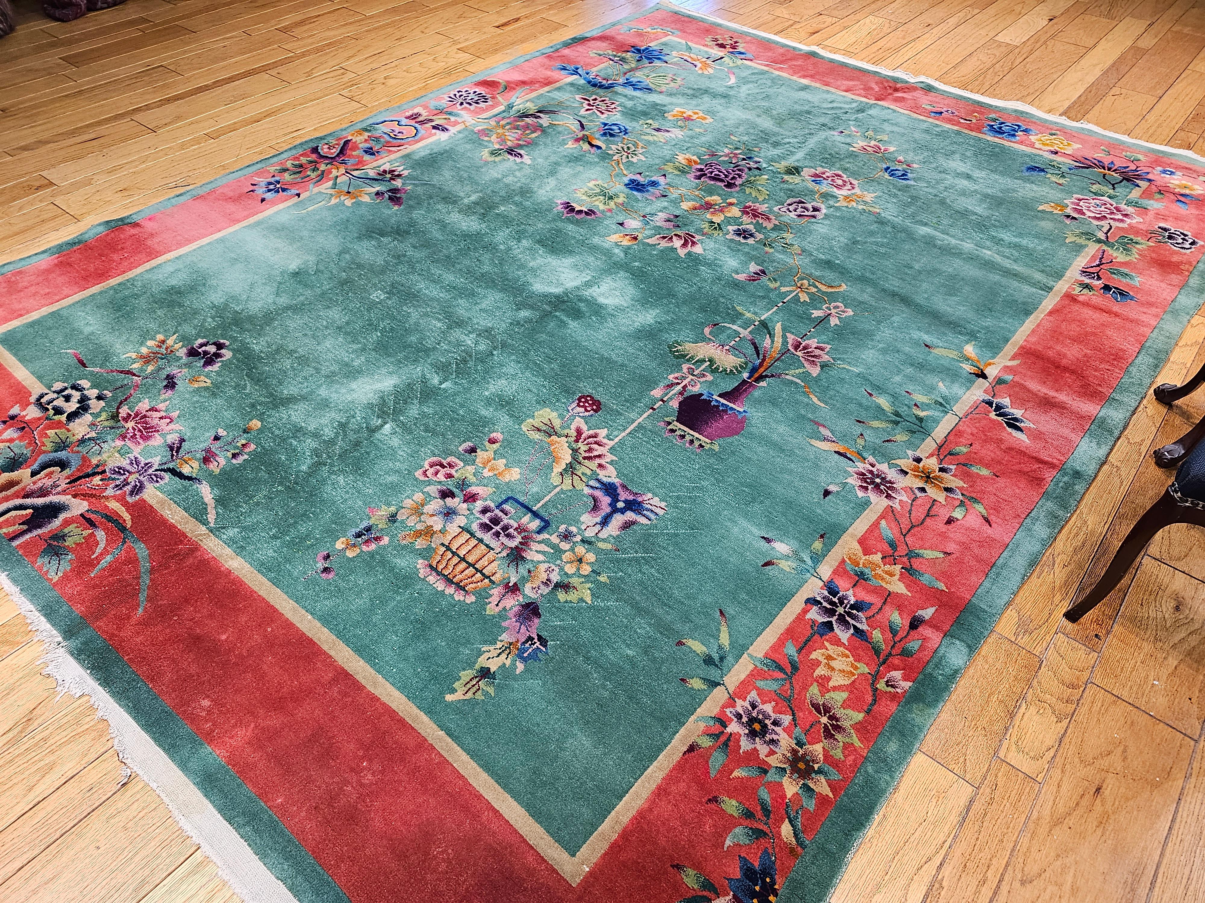 Chinesischer Art-Déco-Teppich in Zimmergröße im Vintage-Stil mit Blumenmuster in Grün, Blau, Rosa und Rosa im Angebot 2