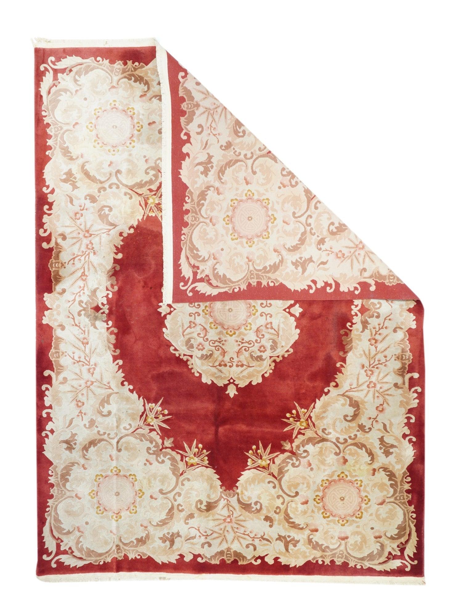 Tapis chinois vintage Art of Vintage 7'6'' x 10'4''. Dans le style franco-allemand, le champ écarlate présente un médaillon elliptique à huit lobes de couleur crème avec des angles en suite se développant en sections de couleur crème avec des tiges