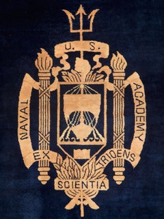 Handgefertigter Teppich der United States Naval Academy in Marineblau aus der Mitte des Jahrhunderts