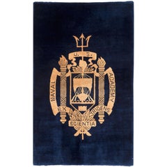 Alfombra de mediados de siglo de la Academia Naval de los United States Navy en azul marino, hecha a mano