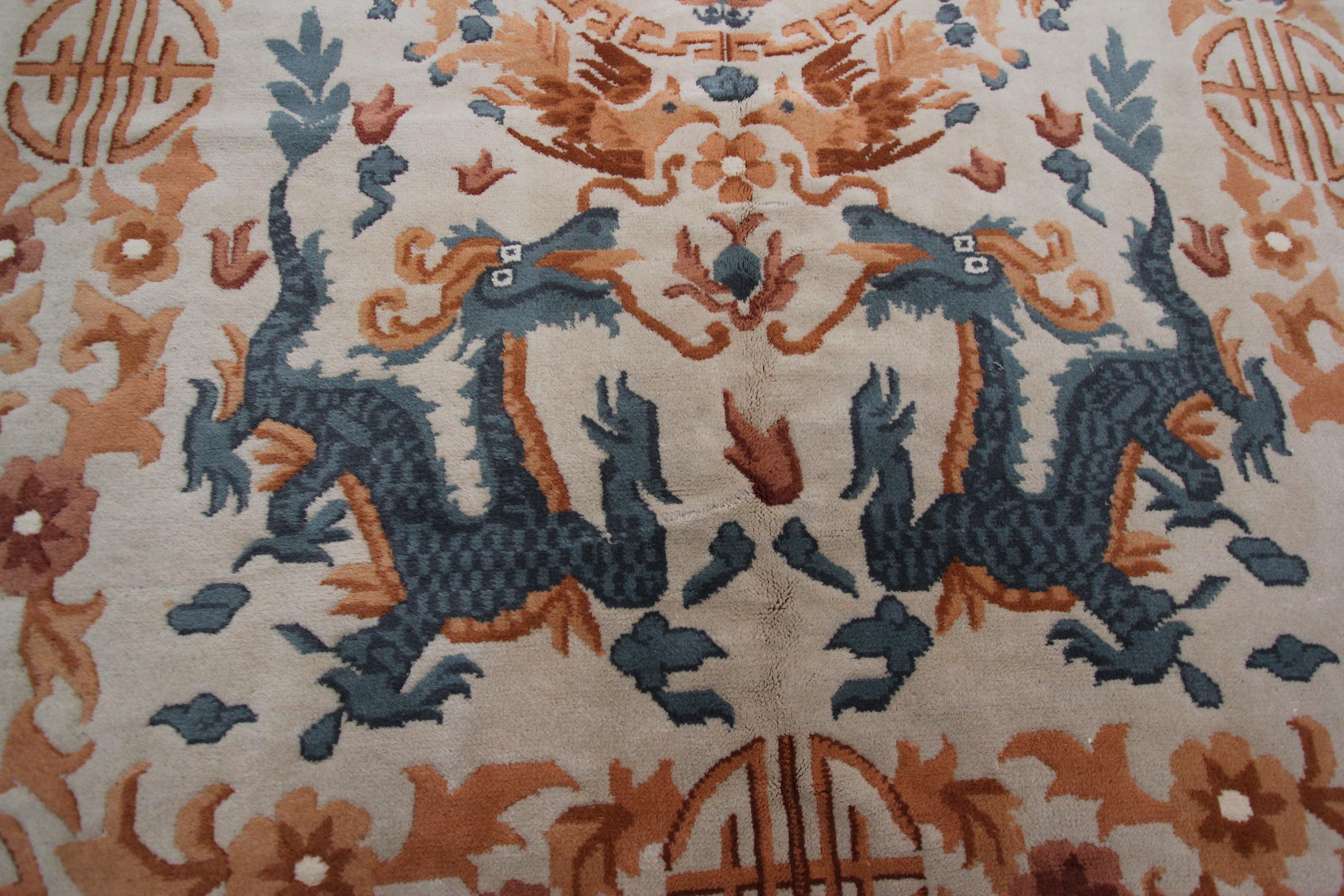 Chinesischer geometrischer chinesischer Art-déco-Teppich im Vintage-Stil mit Drachen, 1960 (Mitte des 20. Jahrhunderts) im Angebot