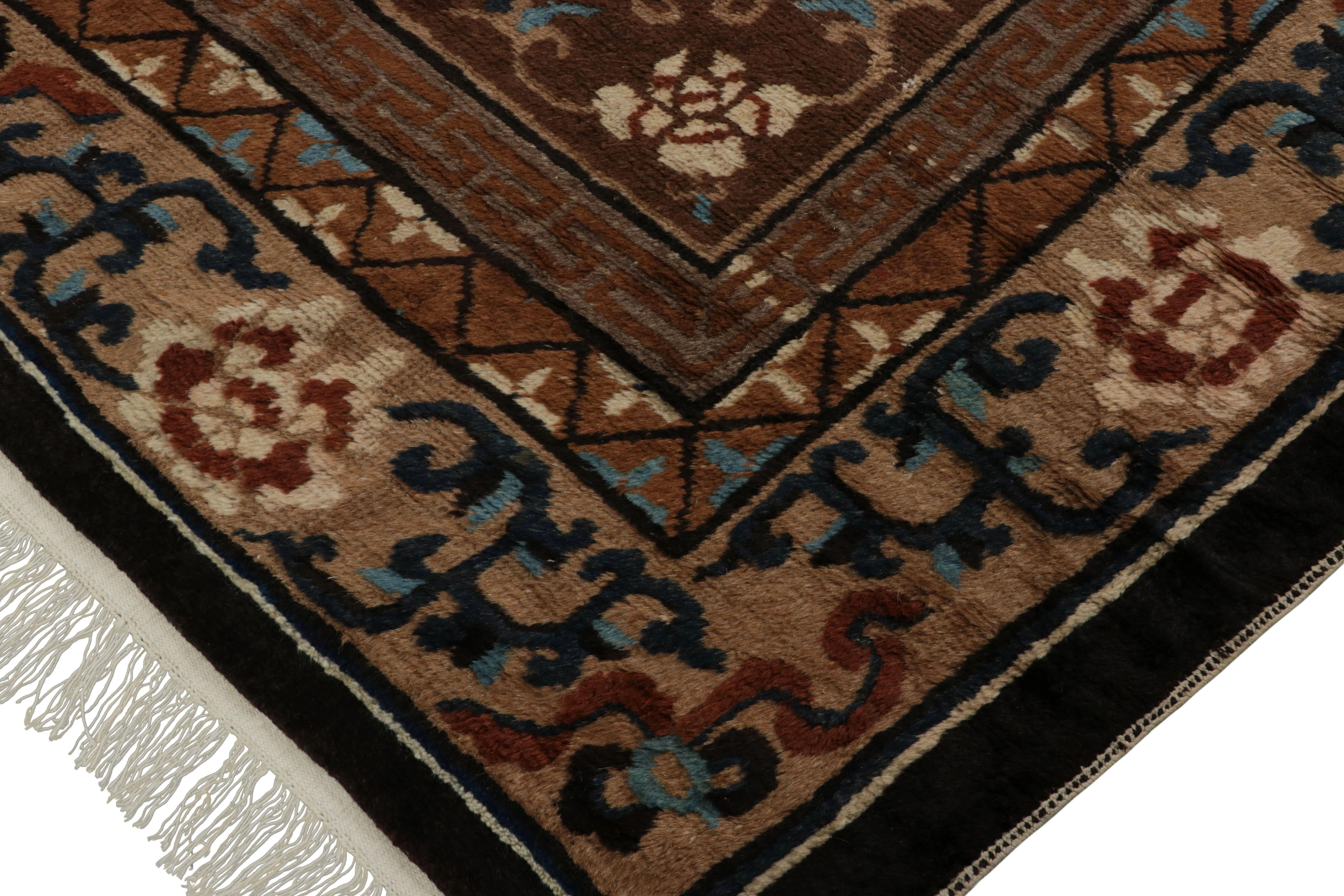 Fabriqué en laine nouée à la main et originaire de Chine vers 1940-1950, ce rare objet de collection 10x11 des années 1920 de style Chinoiserie est l'une de nos nouvelles conservations préférées.   

Sur le Design : 

Un brun foncé souligne un riche