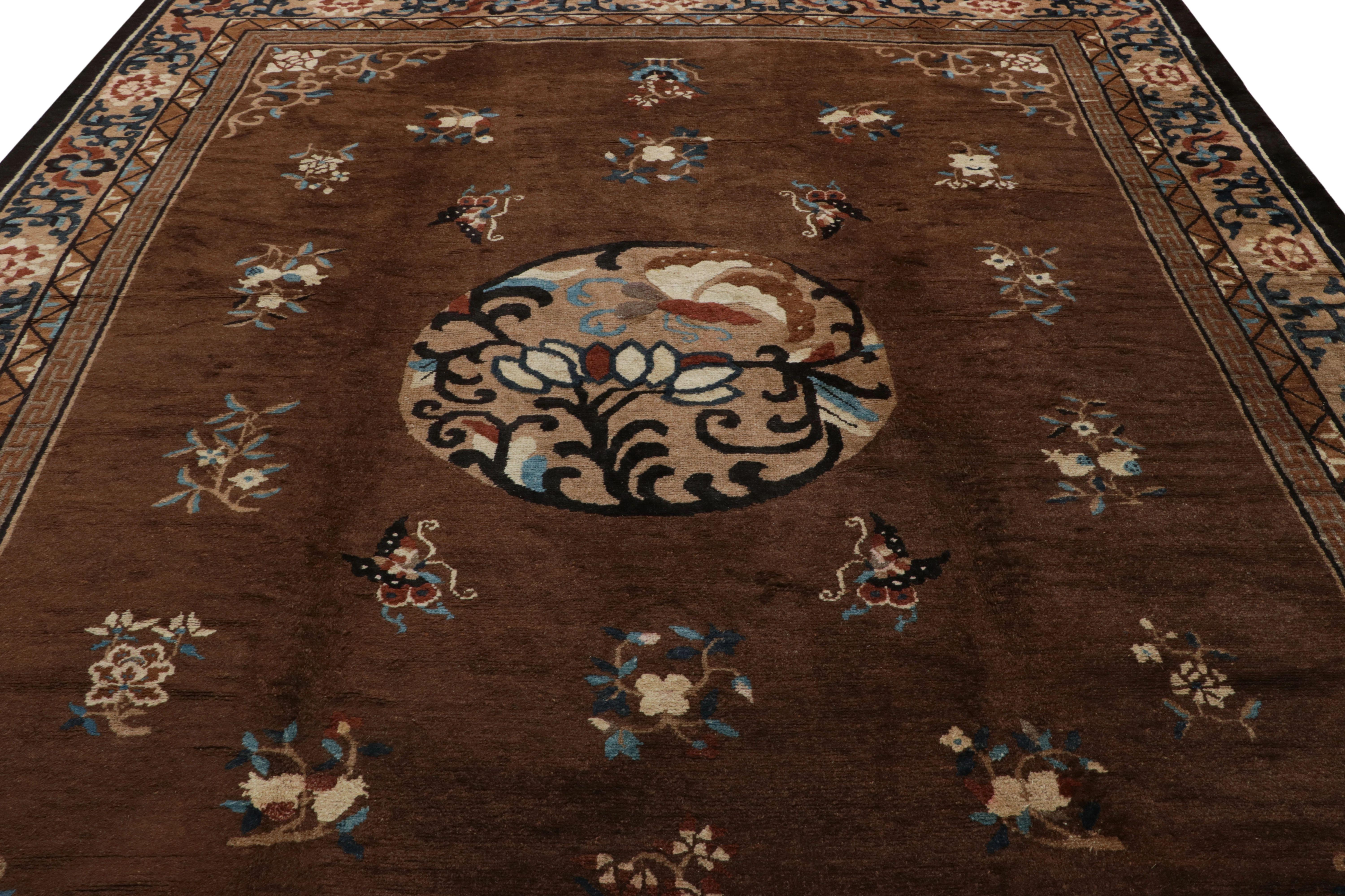 Noué à la main Tapis vintage chinois Art of Vintage en marron avec médaillon et fleurs - Rug & Kilim en vente