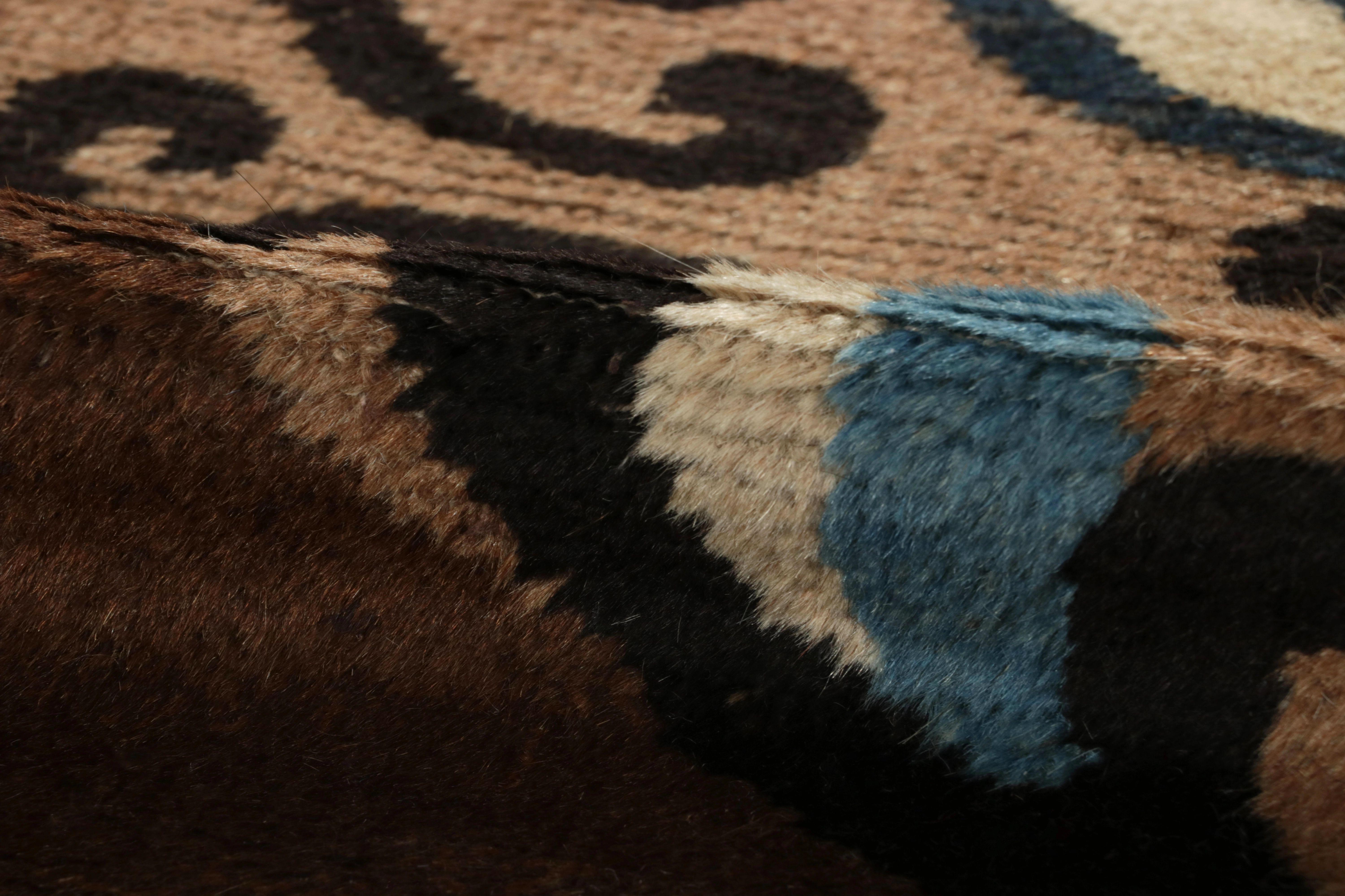 Tapis vintage chinois Art of Vintage en marron avec médaillon et fleurs - Rug & Kilim Bon état - En vente à Long Island City, NY