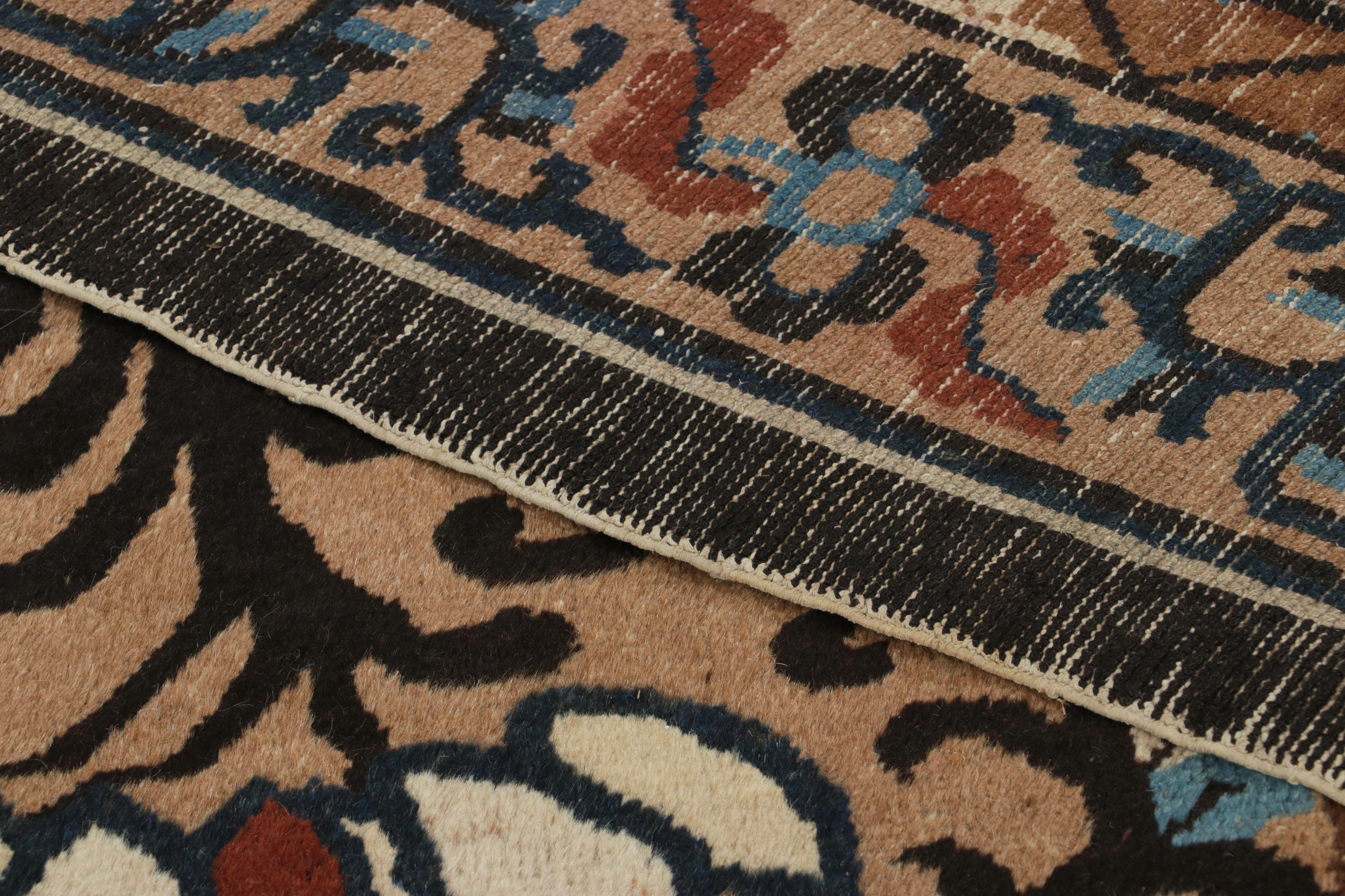 Milieu du XXe siècle Tapis vintage chinois Art of Vintage en marron avec médaillon et fleurs - Rug & Kilim en vente