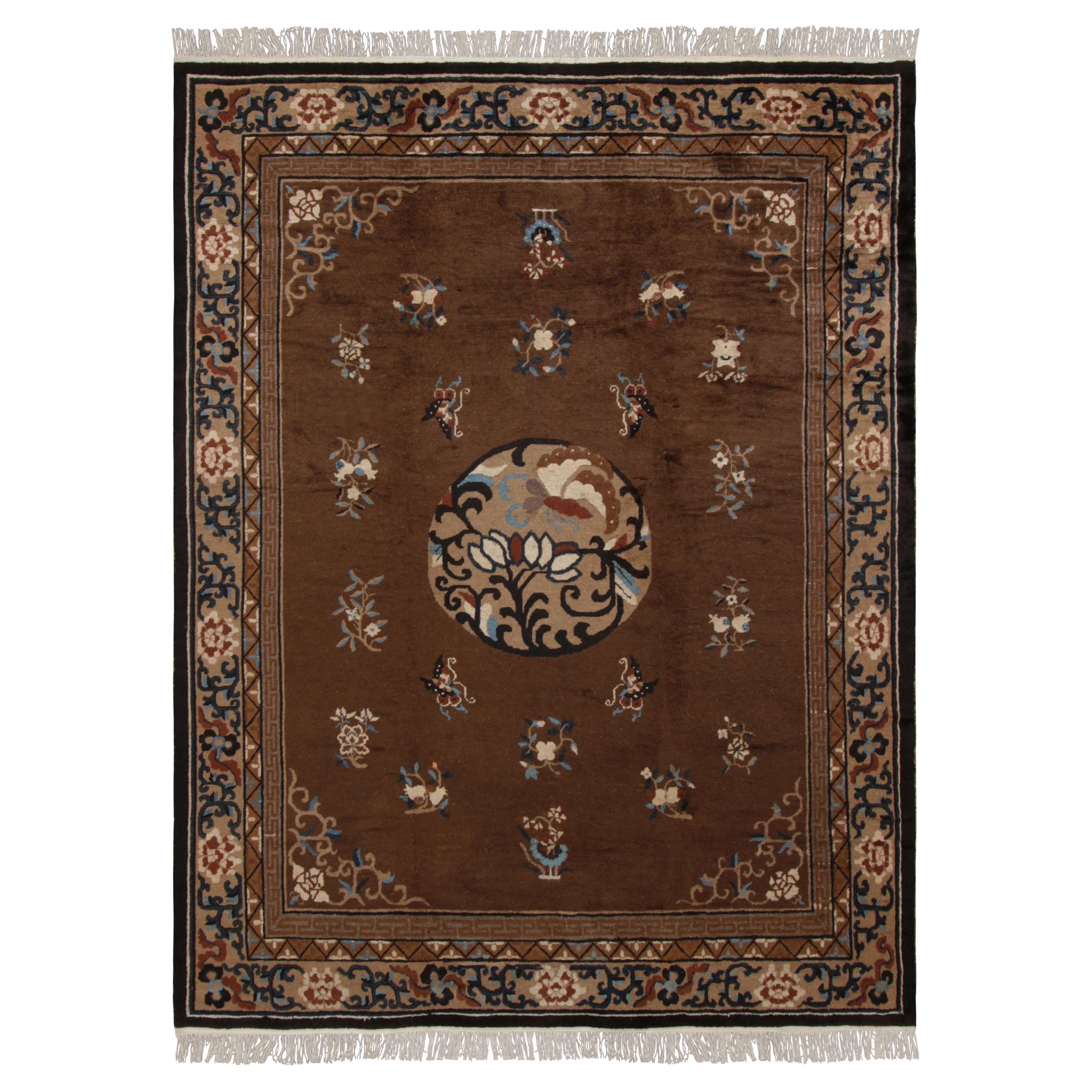 Tapis vintage chinois Art of Vintage en marron avec médaillon et fleurs - Rug & Kilim