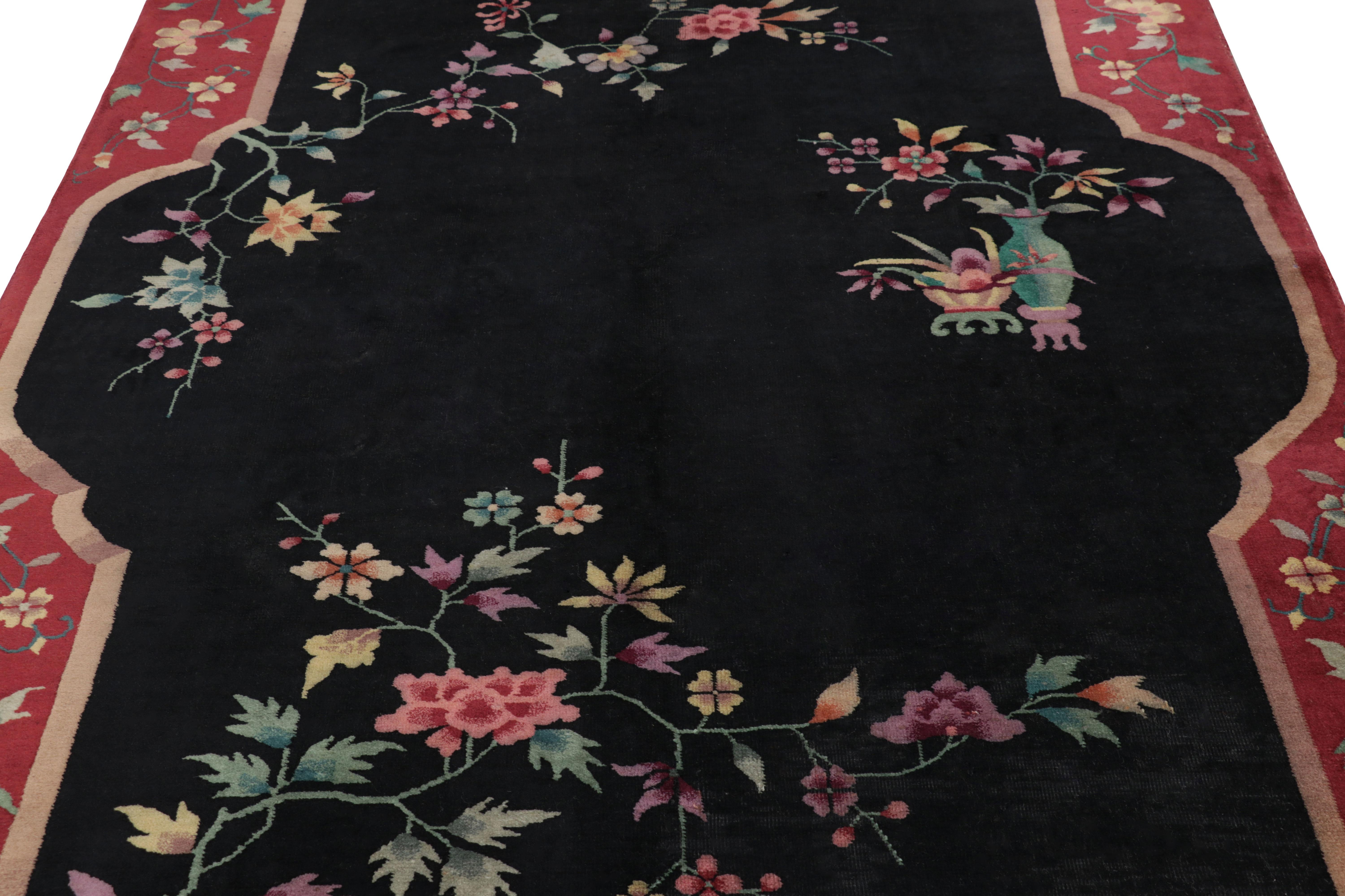 Dieser aus China stammende, handgeknüpfte Wollteppich im Format 6x9 ist eine Ode an chinesische Art-Déco-Teppiche aus einer neuen Kollektion von Rug & Kilim aus der Mitte des Jahrhunderts - inspiriert von klassischer Sensibilität und Stücken aus den