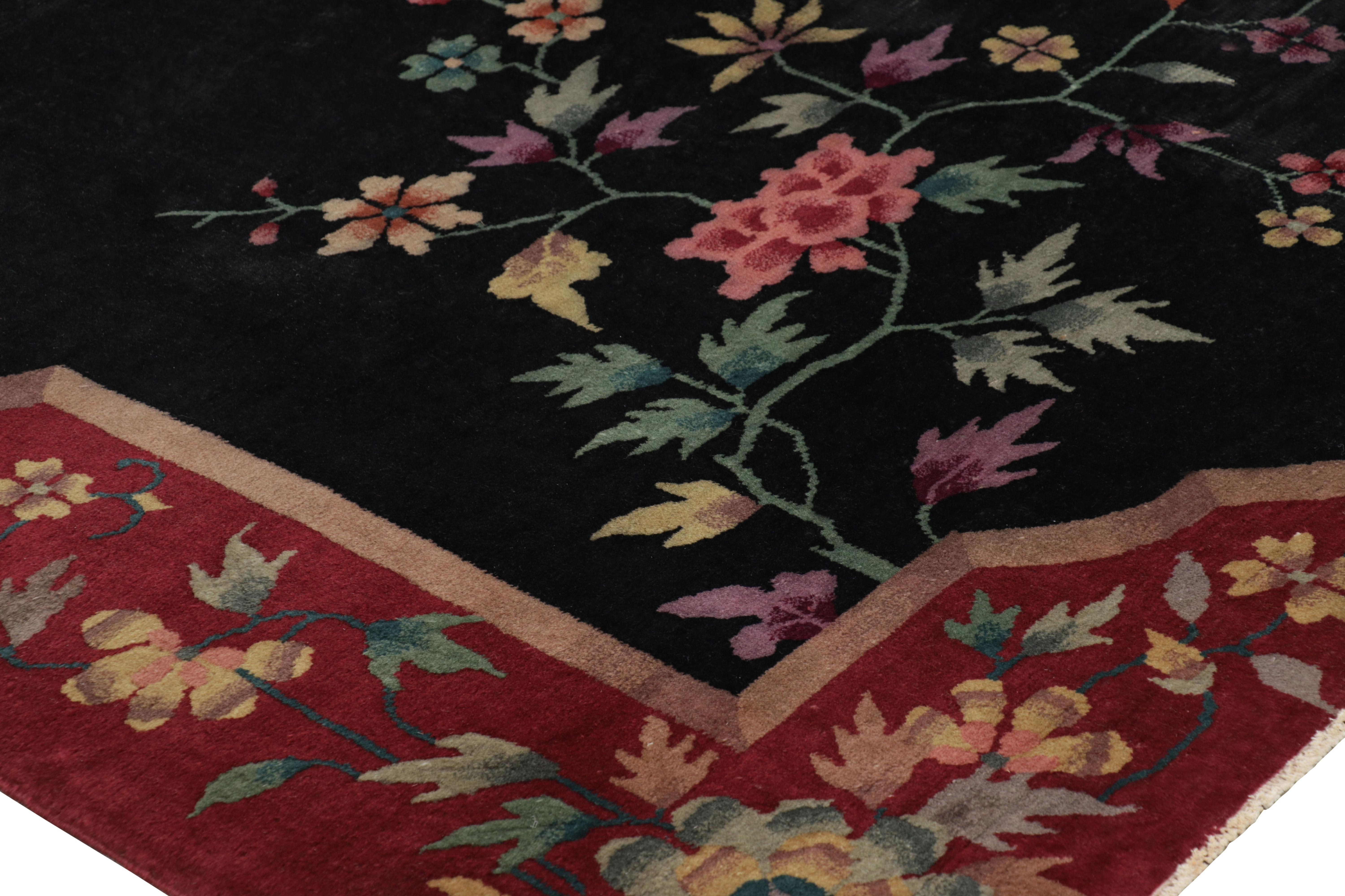 Chinesischer Art-Déco-Teppich in Rot und Schwarz mit Blumenmustern - Rug & Kilim (Art déco) im Angebot