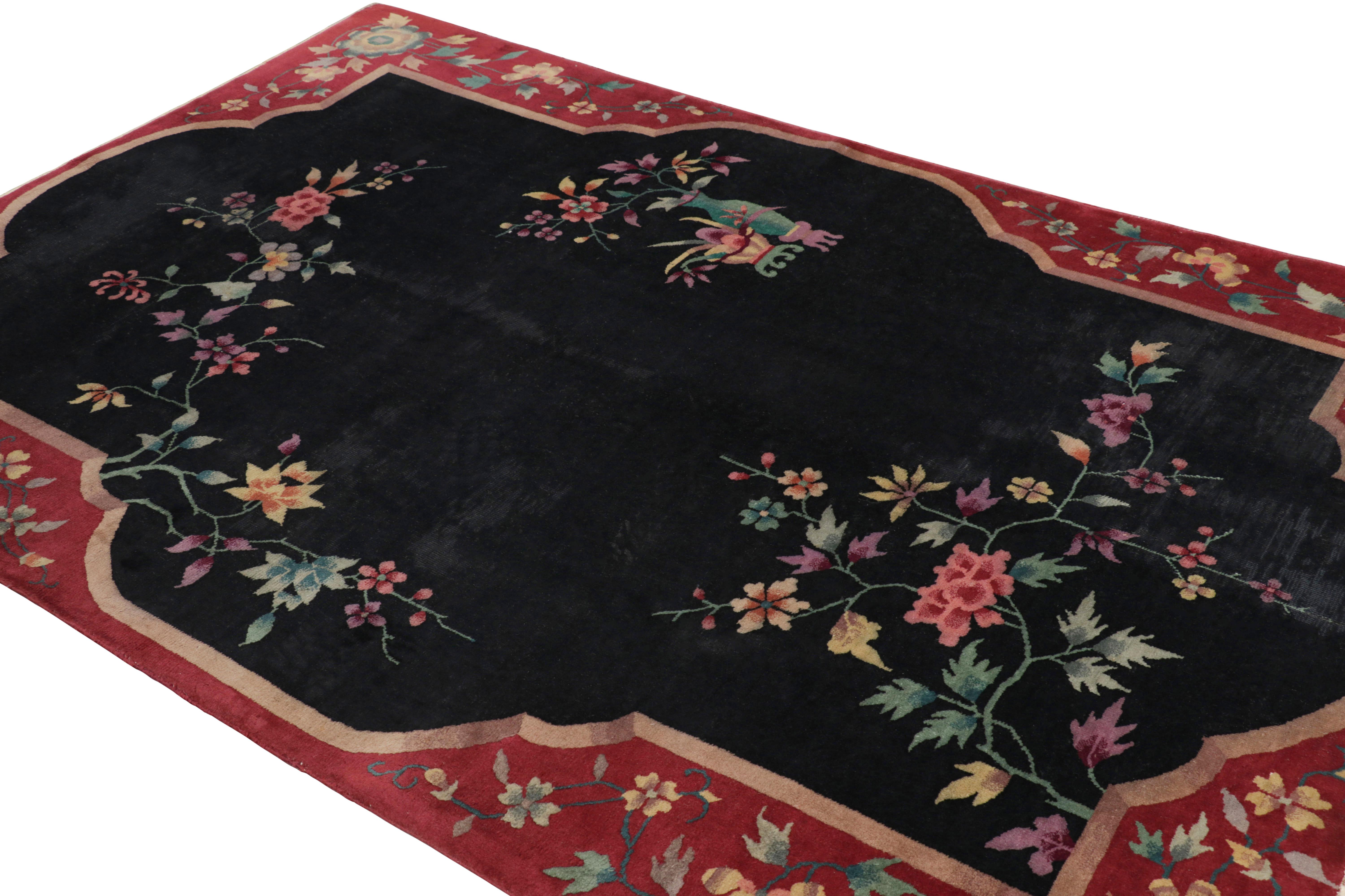 Chinesischer Art-Déco-Teppich in Rot und Schwarz mit Blumenmustern - Rug & Kilim (Handgeknüpft) im Angebot