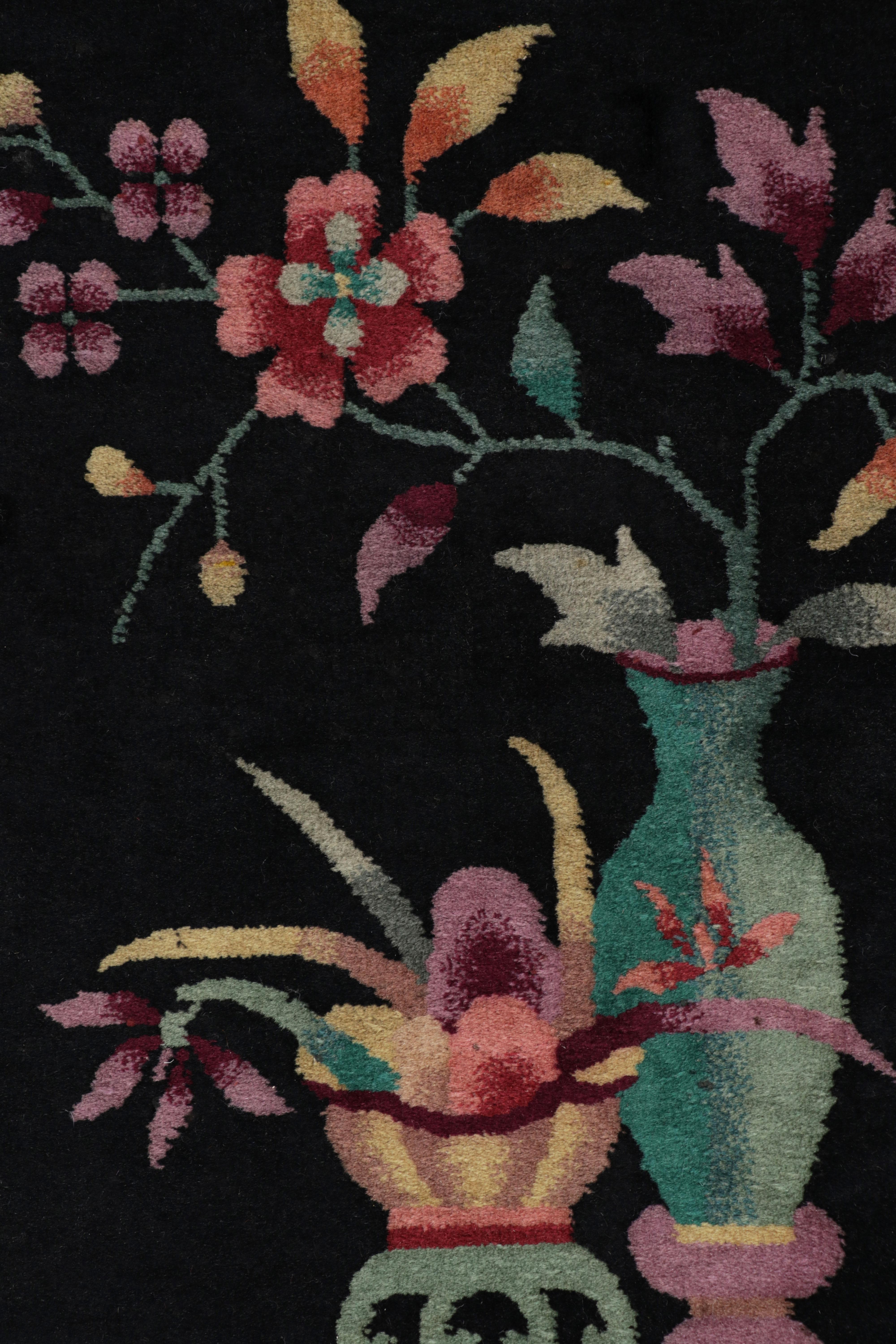 Chinesischer Art-Déco-Teppich in Rot und Schwarz mit Blumenmustern - Rug & Kilim (Mitte des 20. Jahrhunderts) im Angebot