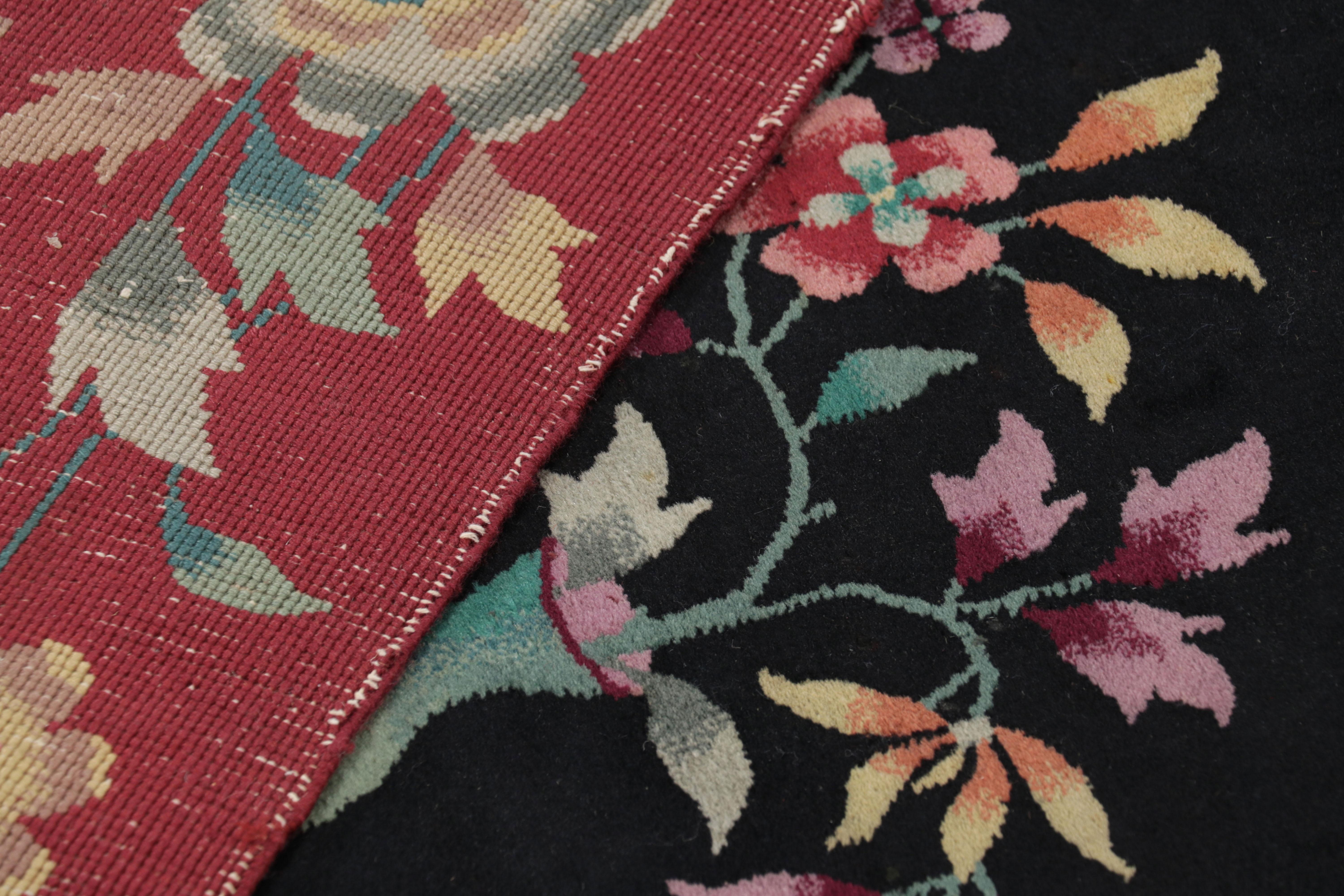 Chinesischer Art-Déco-Teppich in Rot und Schwarz mit Blumenmustern - Rug & Kilim (Wolle) im Angebot