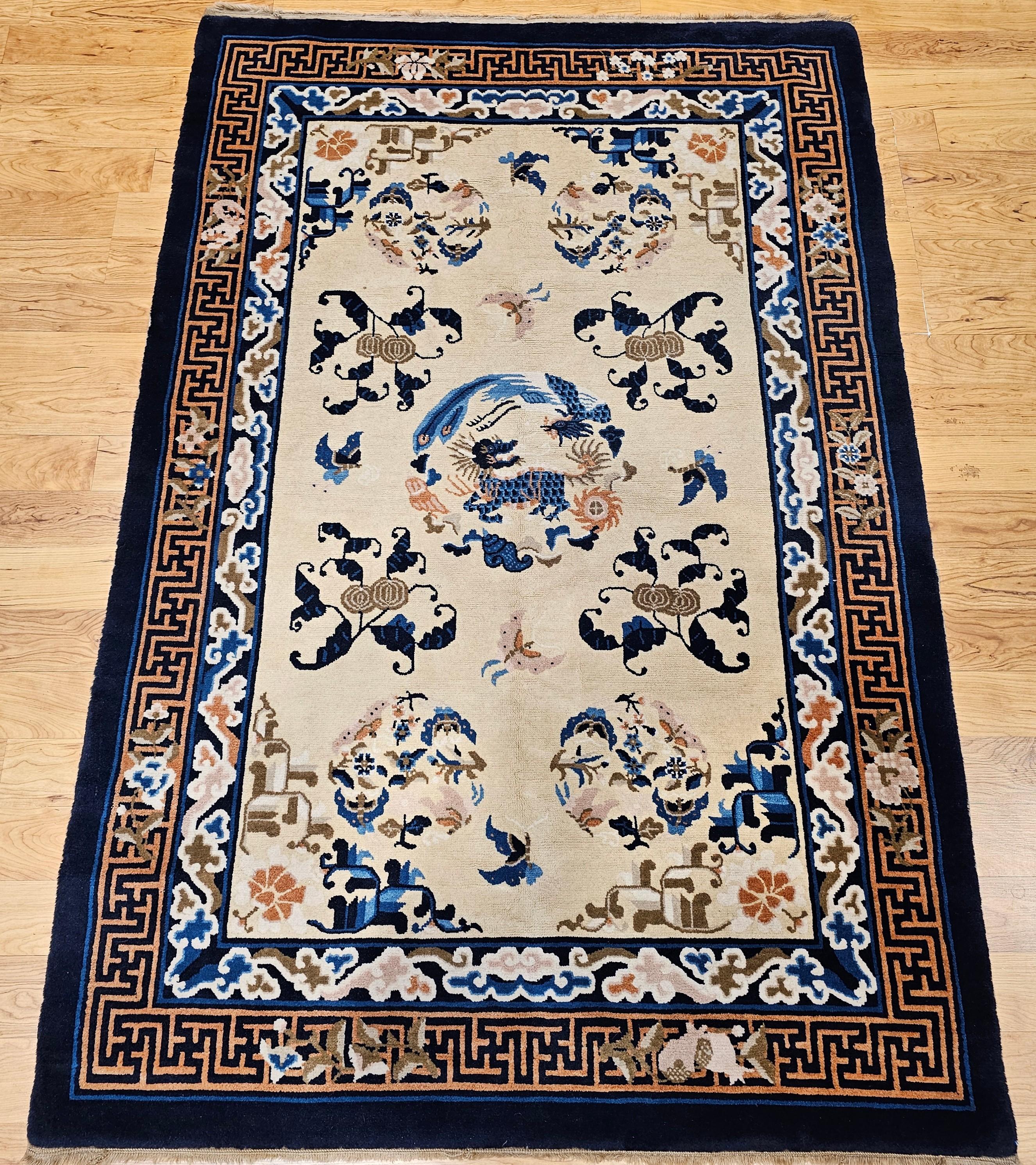Chinesischer Art-Déco-Teppich im Vintage-Stil mit Glückssymbolen wie Qilin, Phönix, Schmetterlingen, Motten und Wolken.  Der Teppich hat ein elfenbeinfarbenes Feld und eine marineblaue Bordüre.  Das Design des Teppichs zeigt chinesische Symbole für