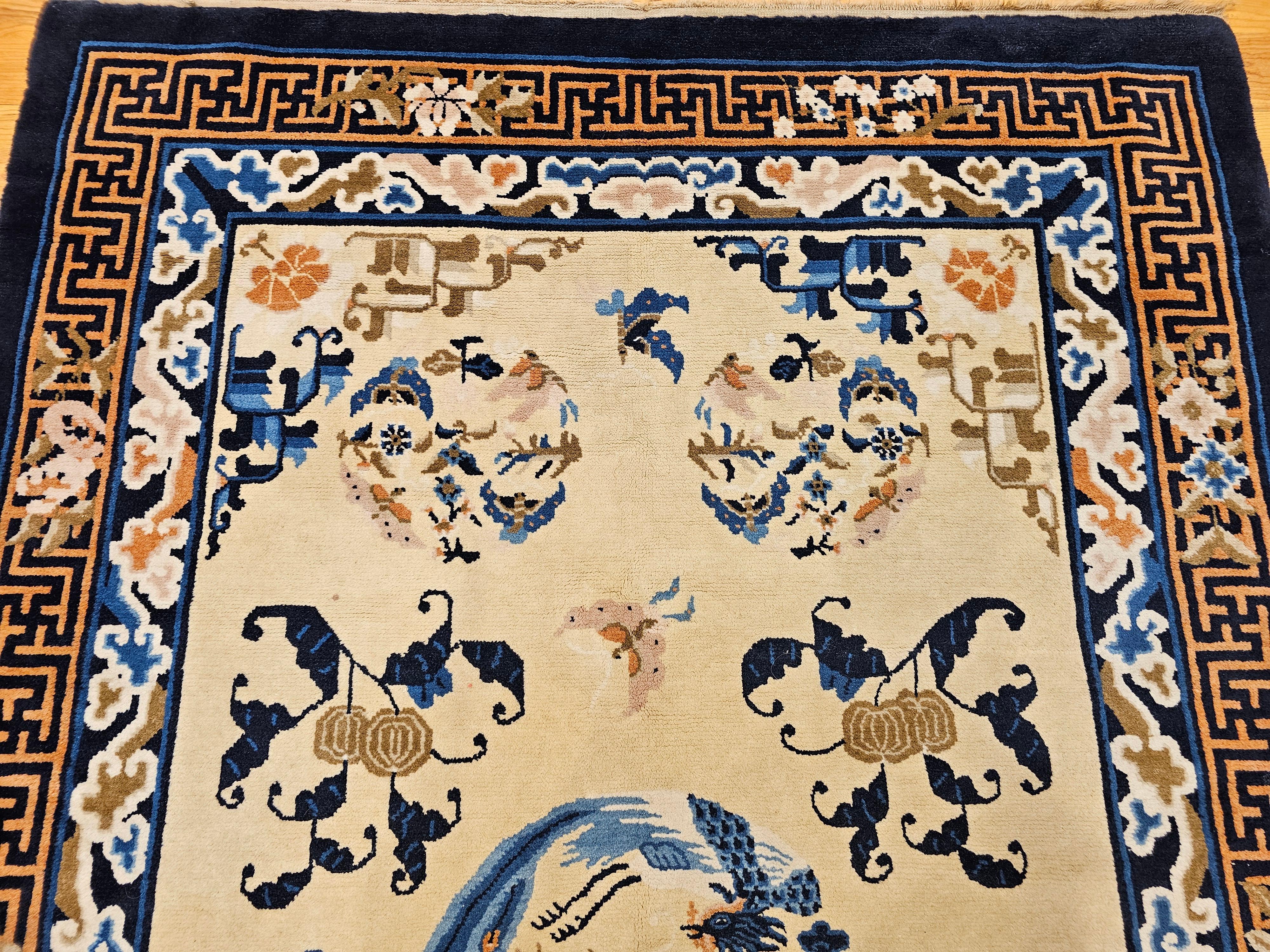 Chinesischer Vintage Art Deco Teppich mit Qulin und Phoenix in Marine, Blau, Elfenbein, Braun (20. Jahrhundert) im Angebot