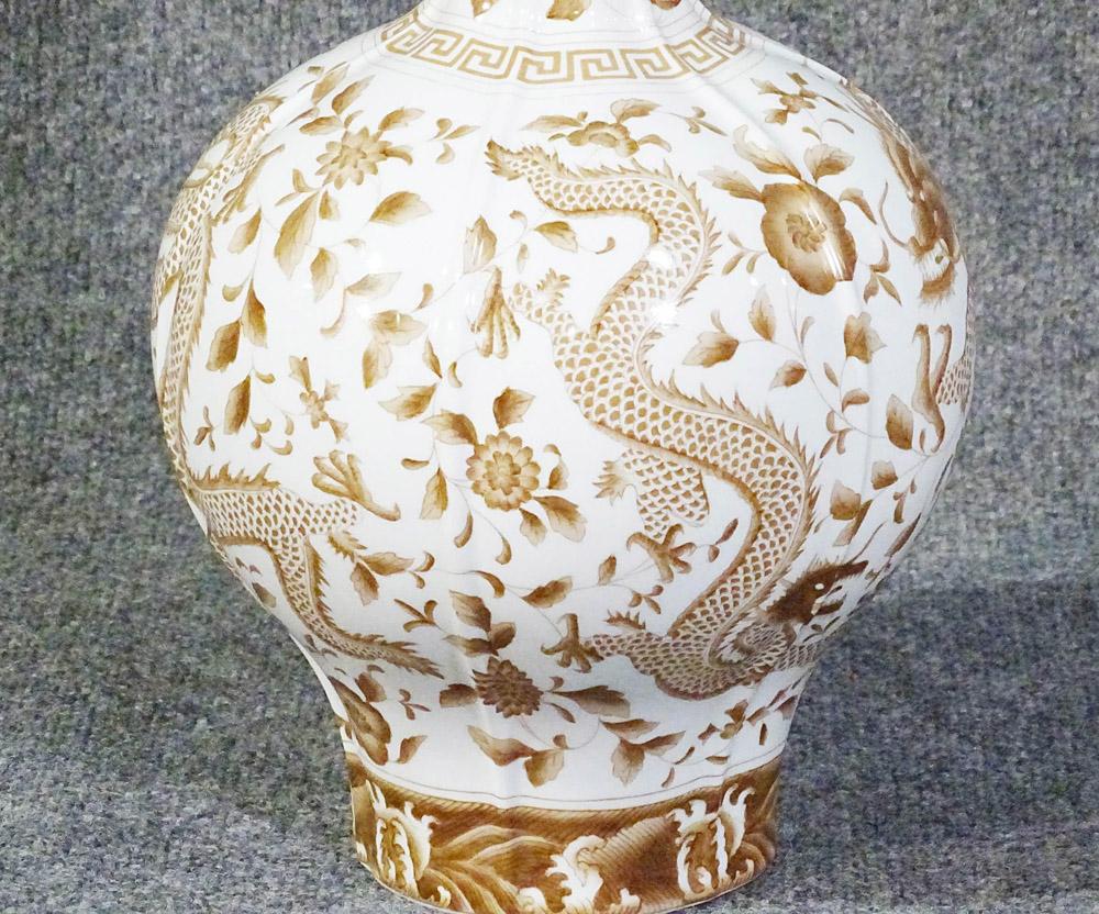 Chinoiseries Chelsea House Vase asiatique chinois avec dragons en vente