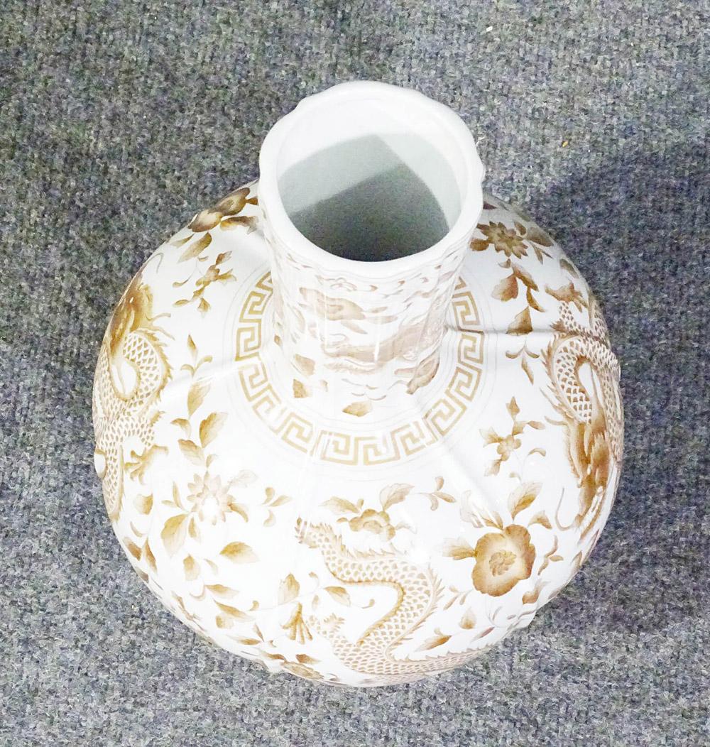 Chinois Chelsea House Vase asiatique chinois avec dragons en vente