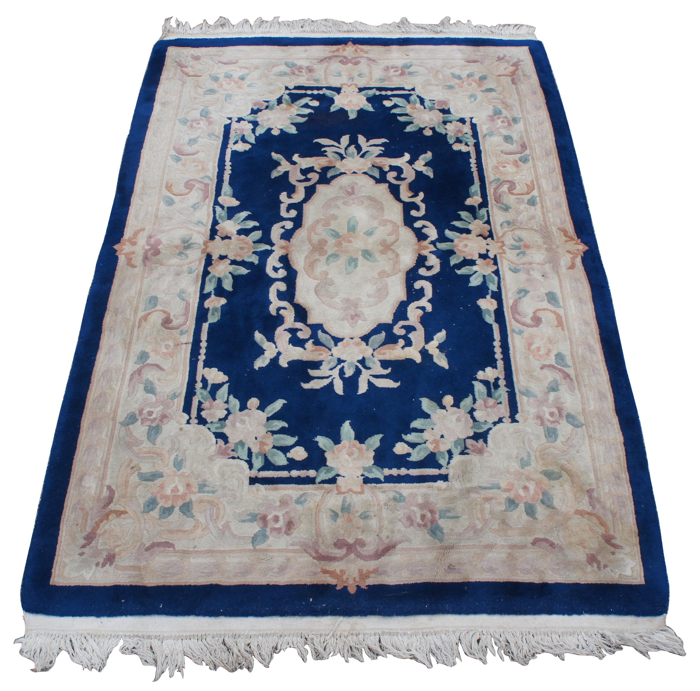 Tapis chinois vintage d'Aubusson présentant un champ de bleus avec du rose clair, du vert clair, du beige et de la crème. Fabriqué en soie et en laine. Mesures : 4' x 6'.
  