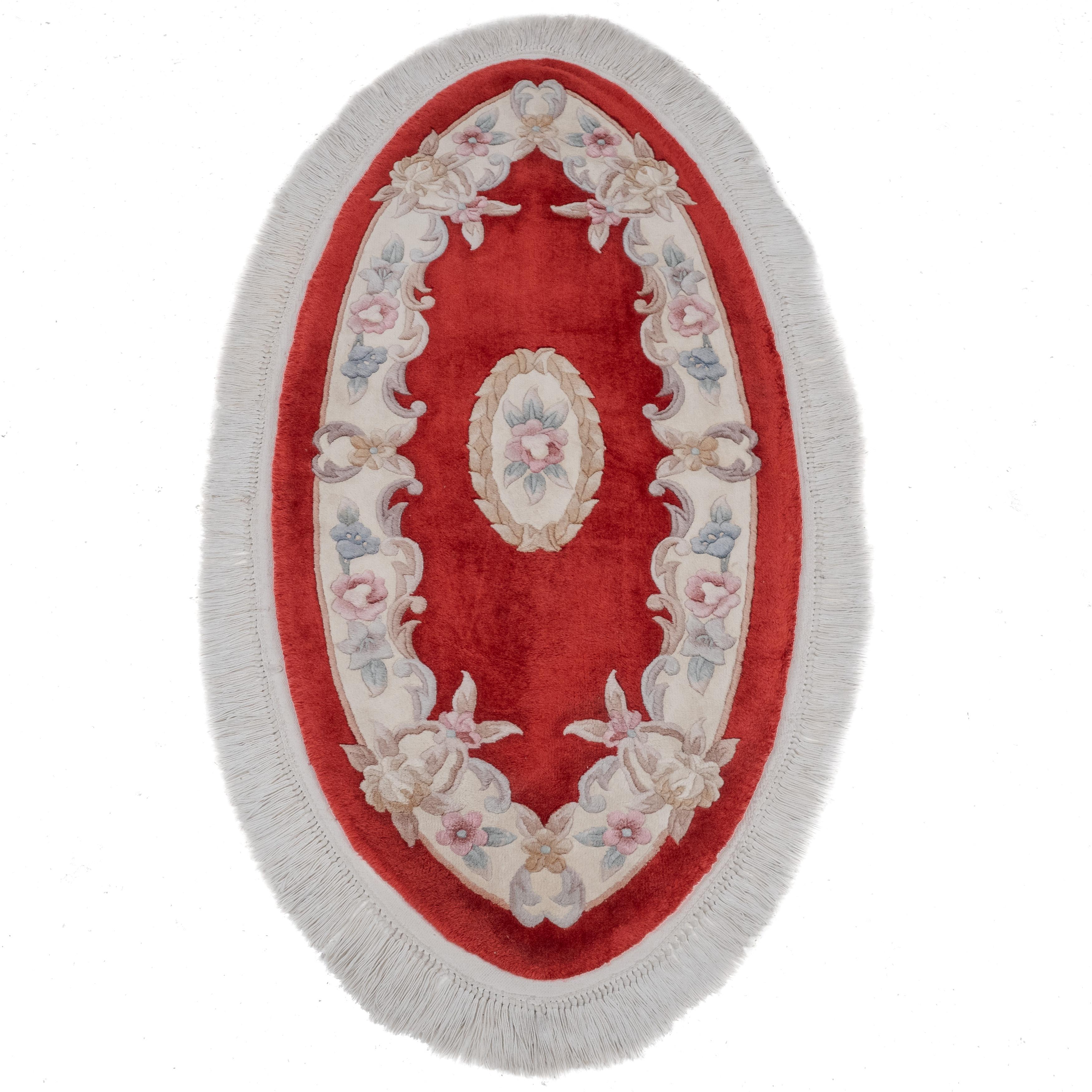 Tappeto ovale rosso d'epoca cinese in stile Aubusson tessuto a mano

Un sorprendente tappeto ovale cinese vintage realizzato in stile Aubusson, caratterizzato da un ricco fondo rosso con un elegante medaglione ovale floreale centrale e un delicato