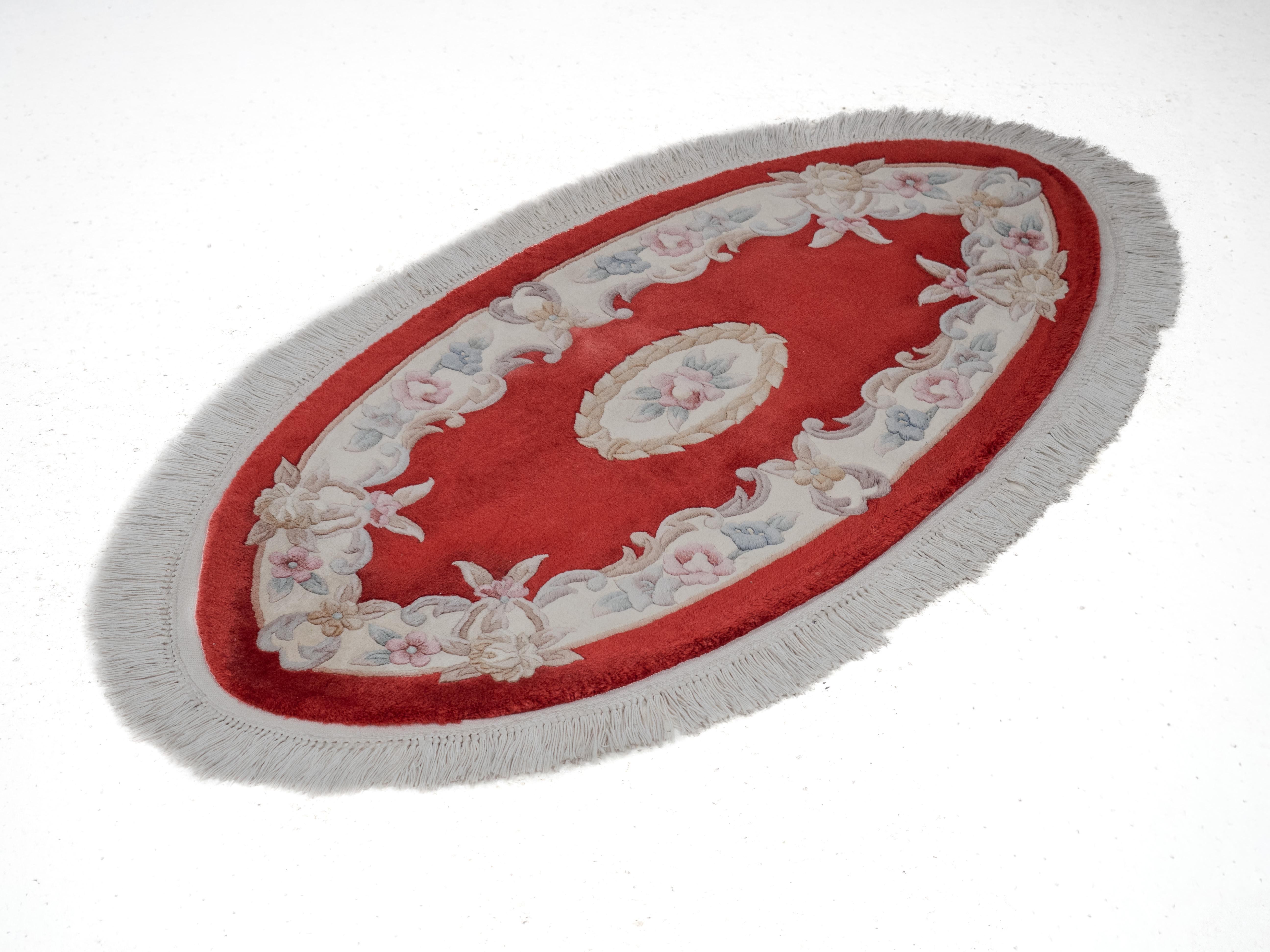 XX secolo Tappeto vintage cinese Aubusson ovale tessuto a mano rosso 5'3