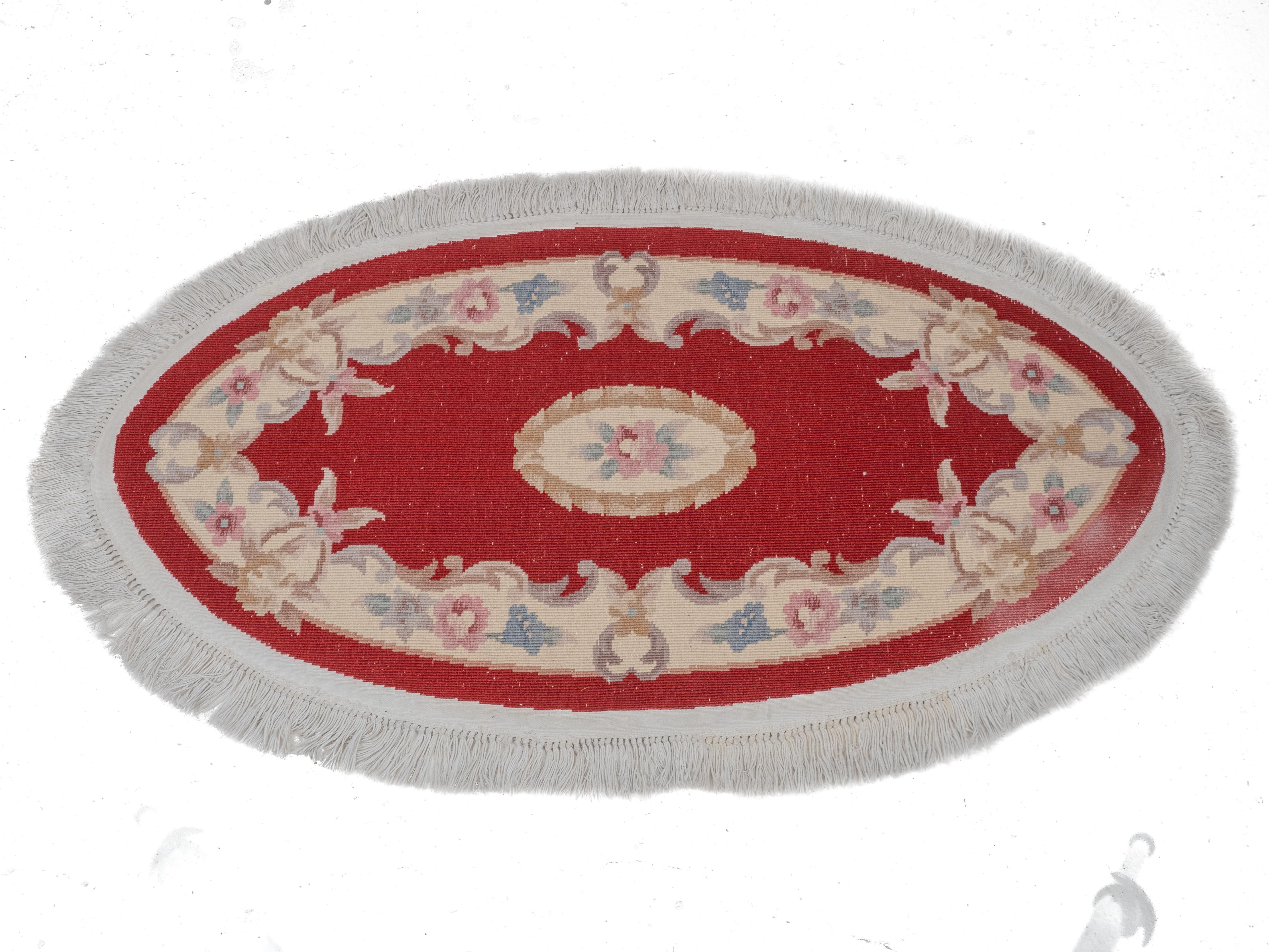 Tappeto vintage cinese Aubusson ovale tessuto a mano rosso 5'3