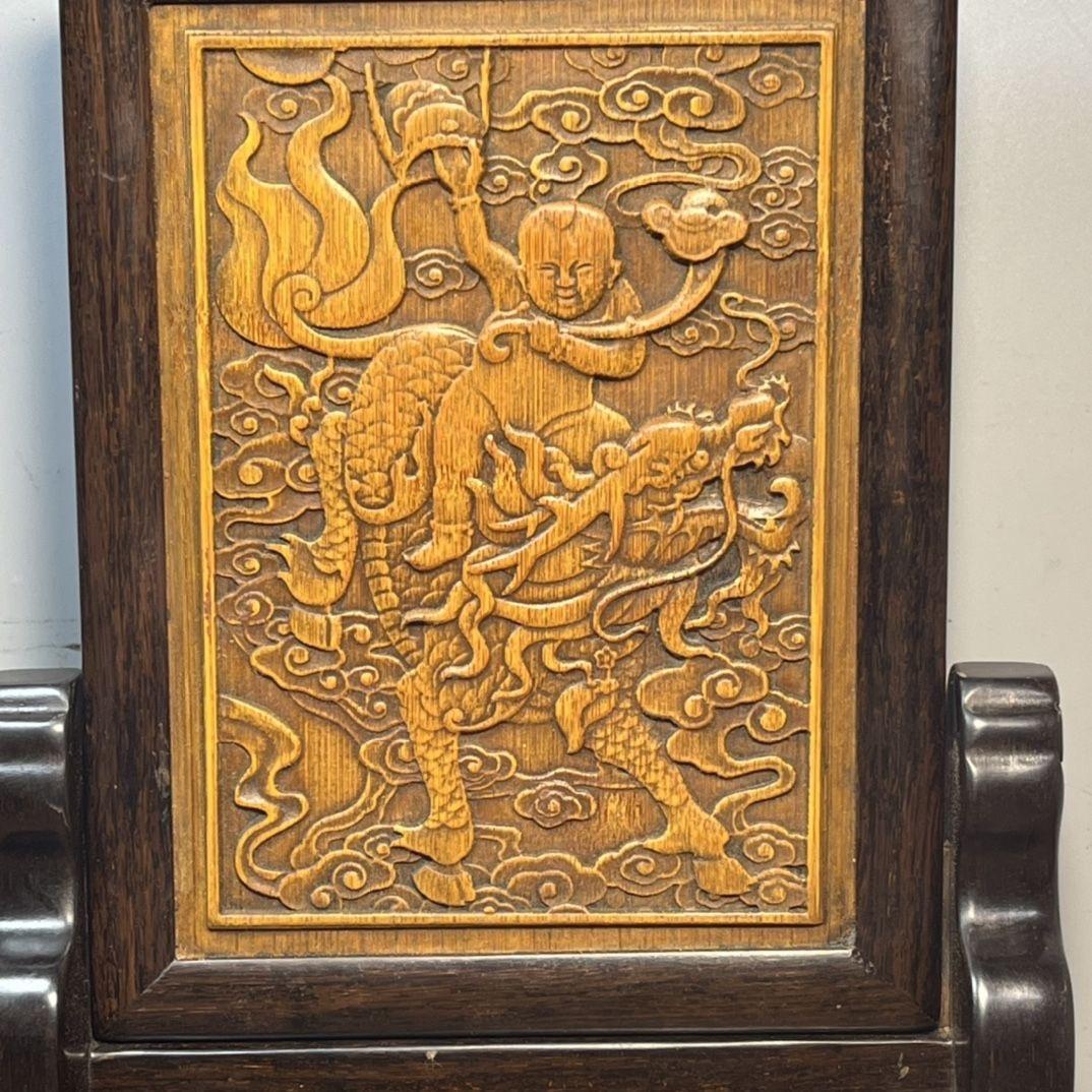 Vintage Chinese Bamboo Carving Kylin-Child Plaque with Wooden Frame & Stand In Fair Condition For Sale In 景德镇市, CN