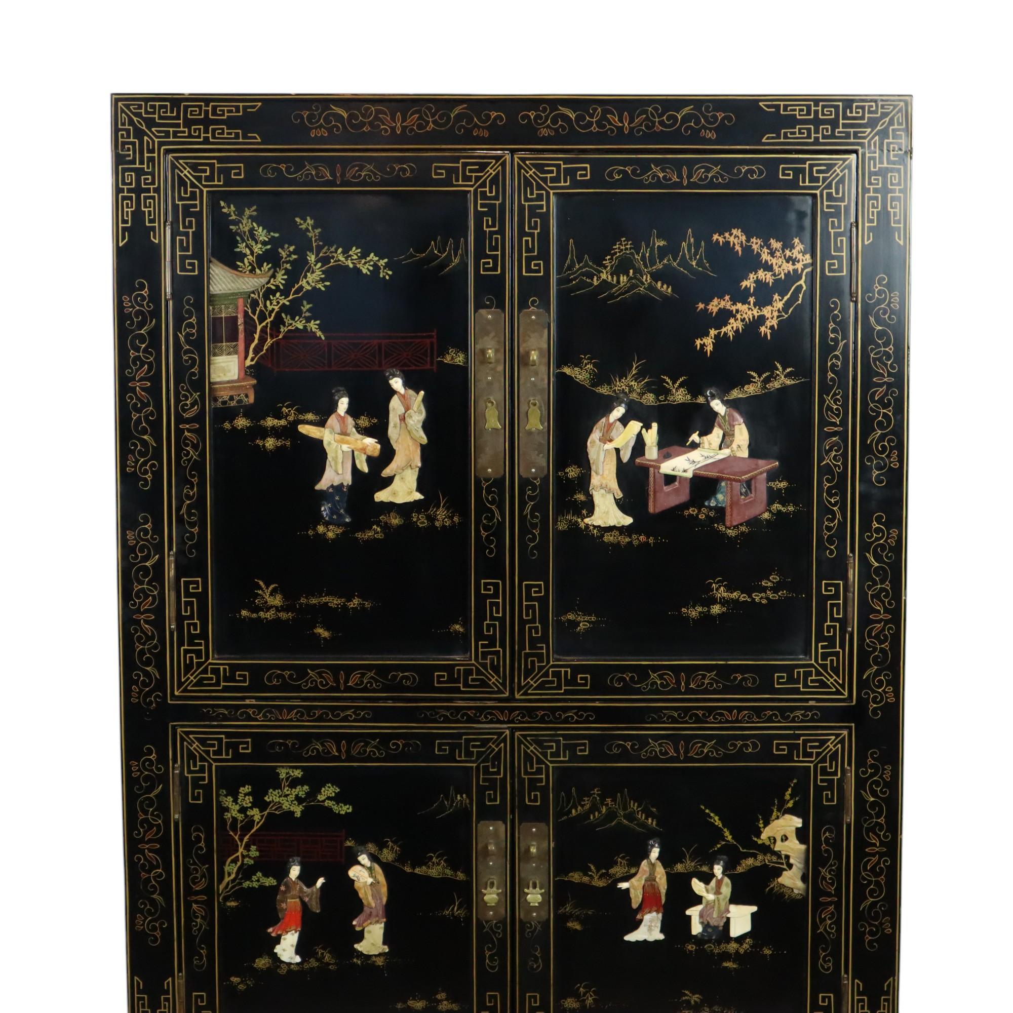 Gran mueble chino vintage o mueble bar de 4 puertas, de madera lacada en negro, todo el mueble está ampliamente decorado con diversas escenas tradicionales, motivos pintados a mano y decoración floral, estilo chinoiserie de la segunda mitad del