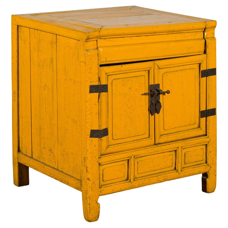 Vintage Nachttischschrank mit gelbem Lack, Lift-Top und zwei Türen im Angebot bei 1stDibs Deutschland