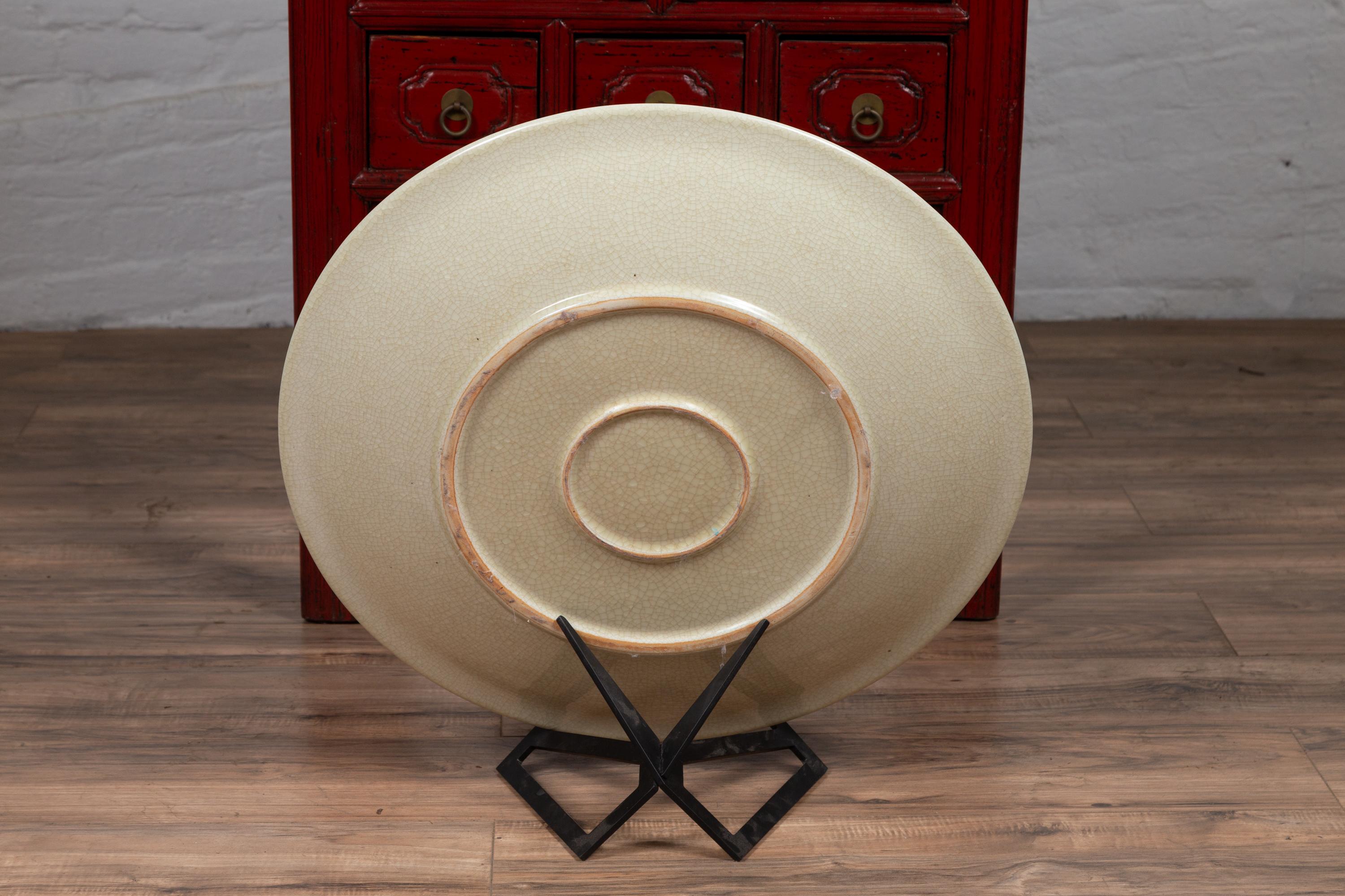 Céramique Assiette de présentation chinoise vintage en céramique beige des années 1980 en vente