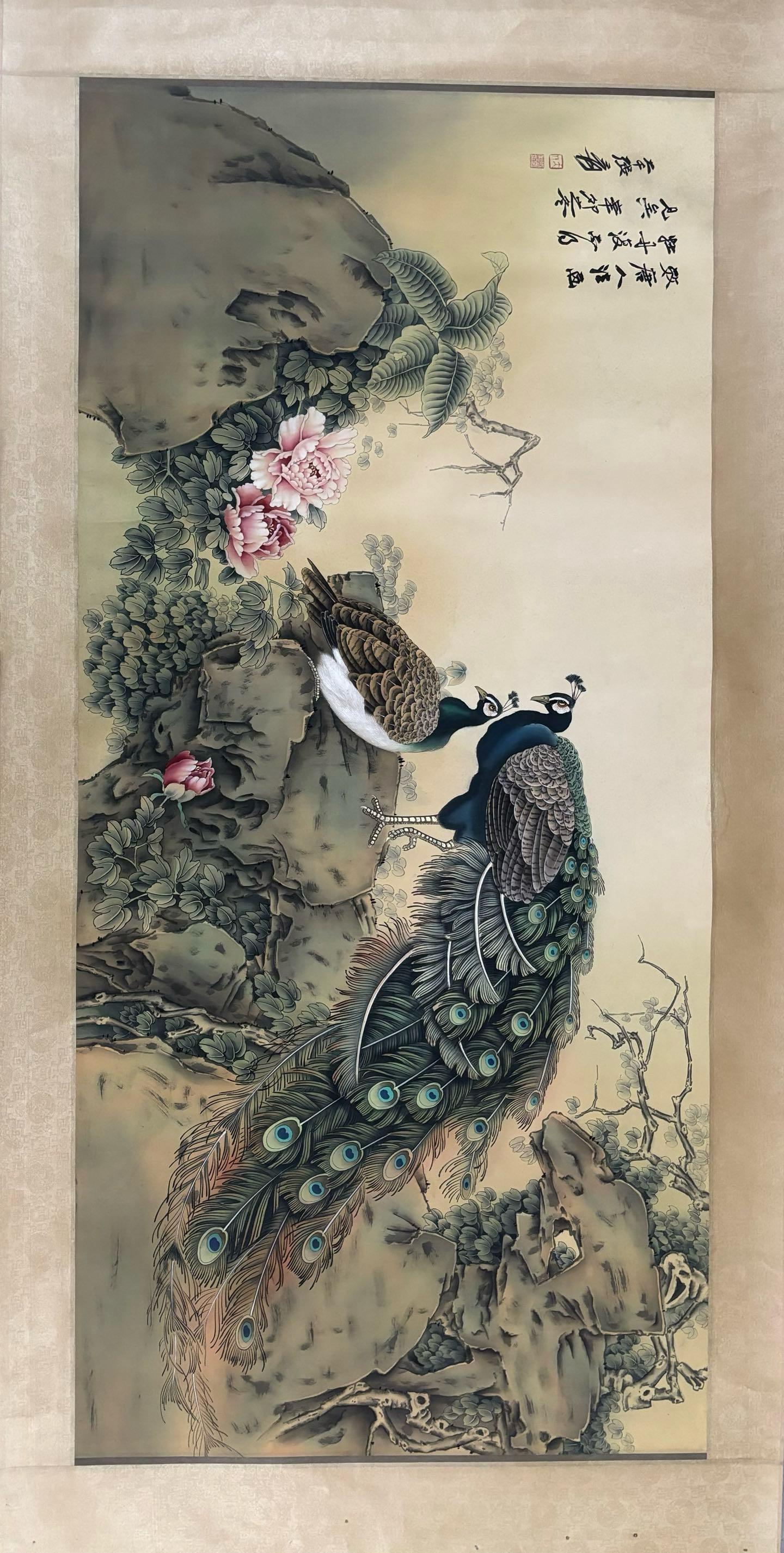 Eleganza per il tuo spazio o per la tua collezione con questo splendido rotolo di seta cinese vintage dipinto a mano con eleganti pavoni e fiori in fiore, simboli di bellezza, nobiltà e prosperità nella cultura cinese. Meticolosamente dipinta con