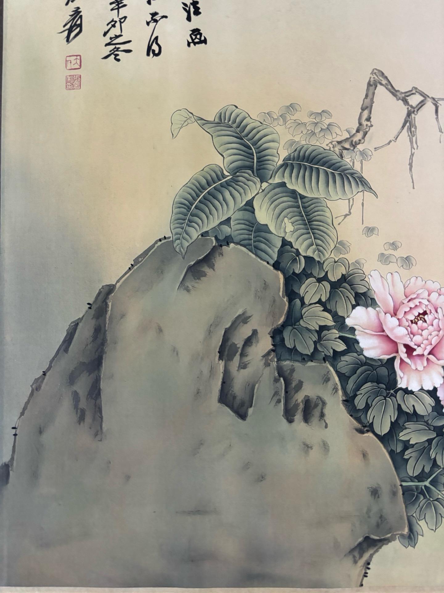 XX secolo Pergamena di seta cinese d'epoca dipinta a mano con pavoni e fiori - Marcata Zhang Daqian in vendita