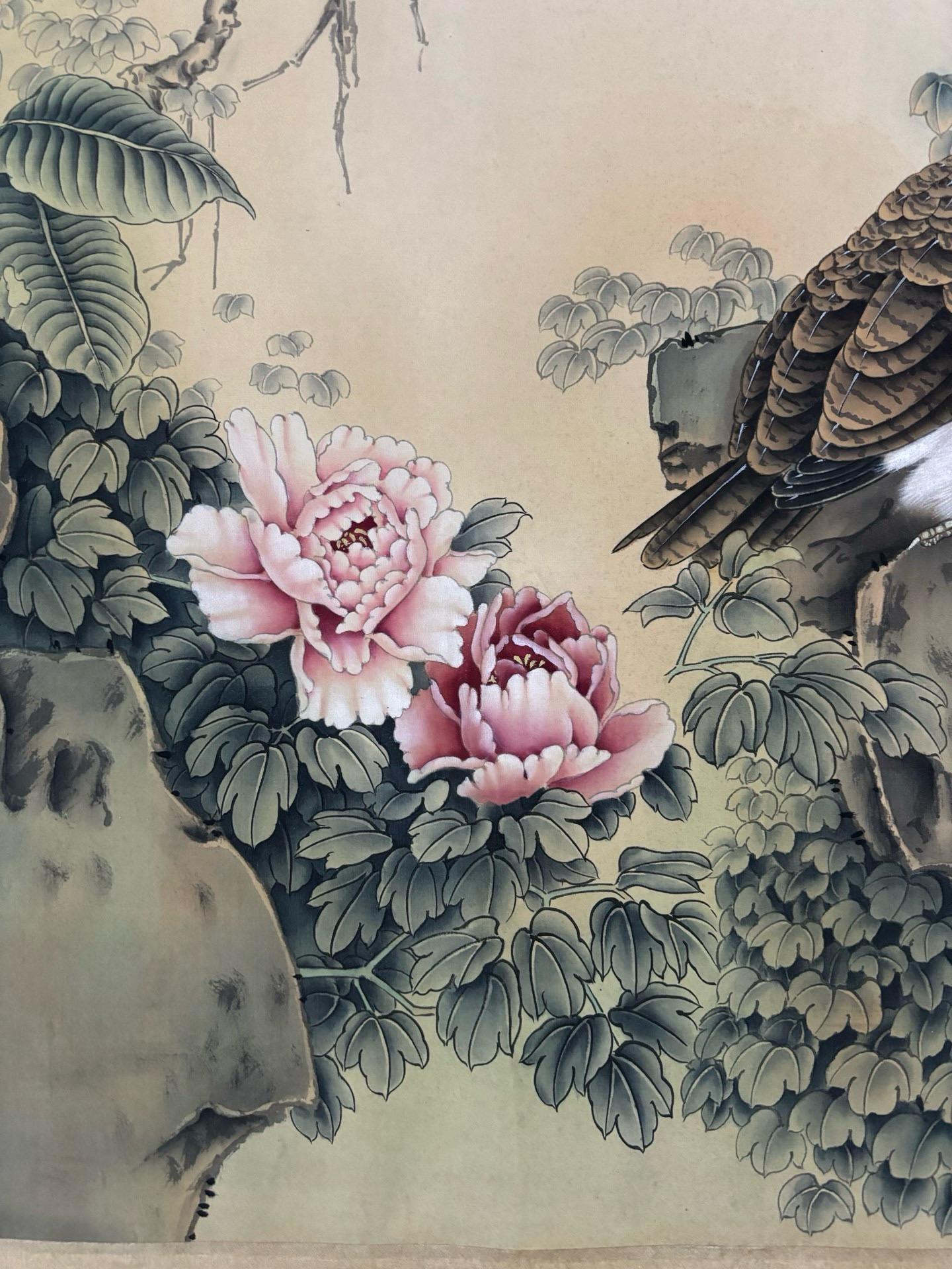 Seta Pergamena di seta cinese d'epoca dipinta a mano con pavoni e fiori - Marcata Zhang Daqian in vendita