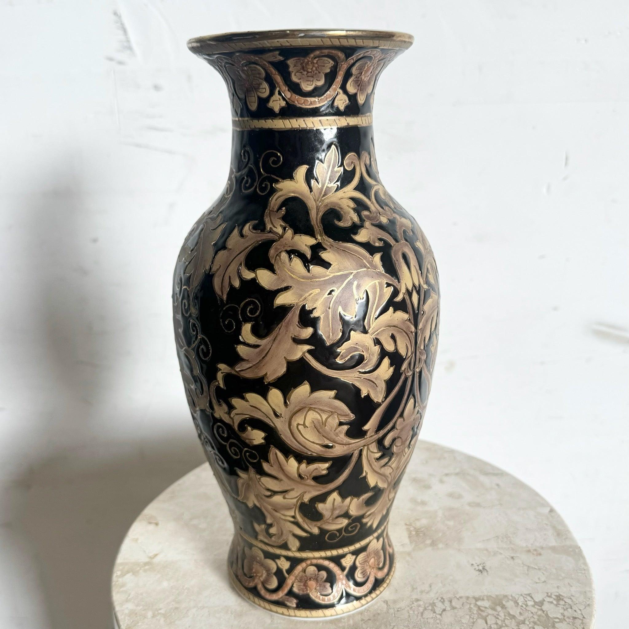 Vaso cinese d'epoca in porcellana nera e oro con motivi dorati dipinti a mano e una dettagliata scena di palazzo, perfetto per un arredamento elegante.
 
 Vendiamo gli articoli così come sono stati acquistati, senza alcun restauro o riparazione. I
