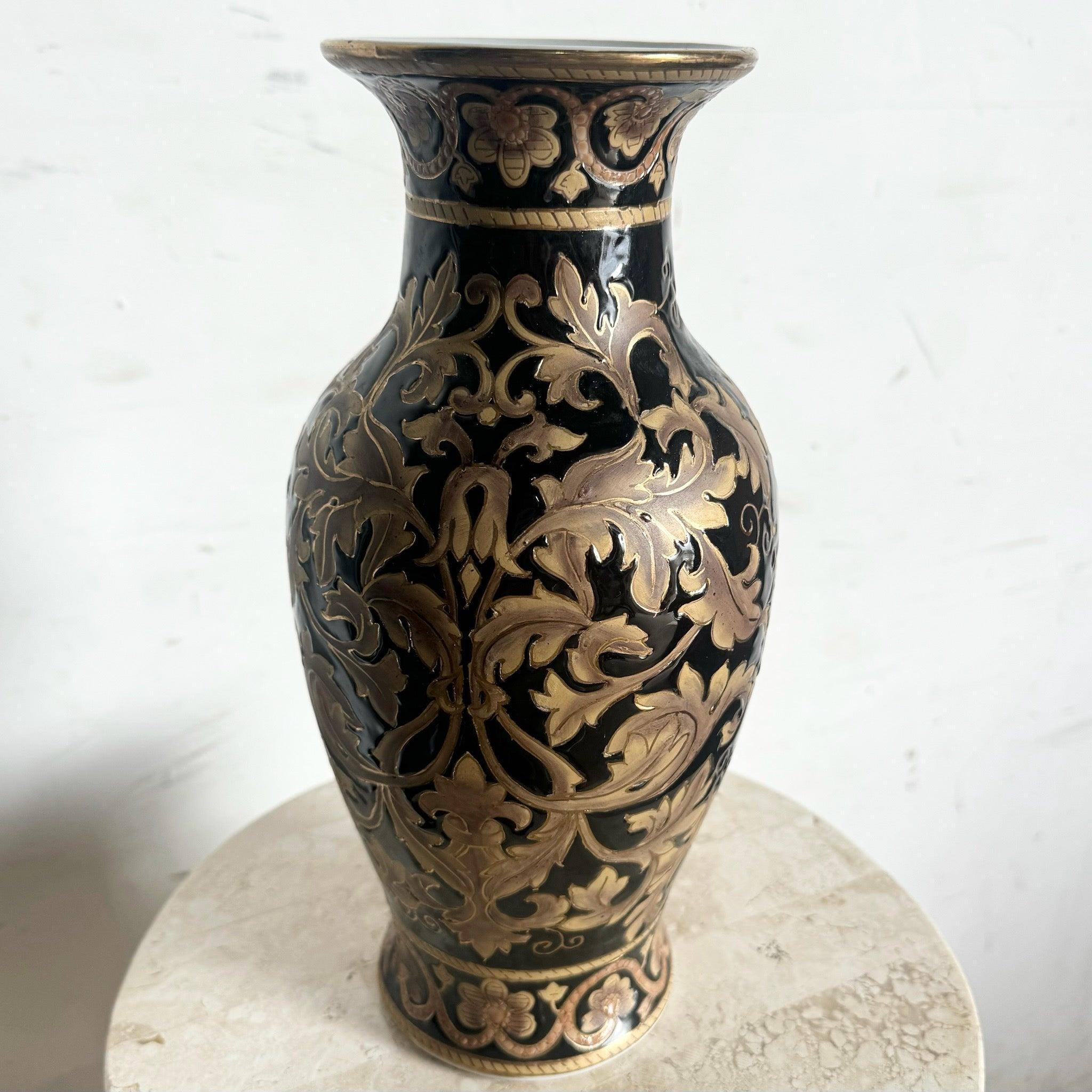 Cinese Vaso cinese d'epoca in porcellana nera e oro in vendita