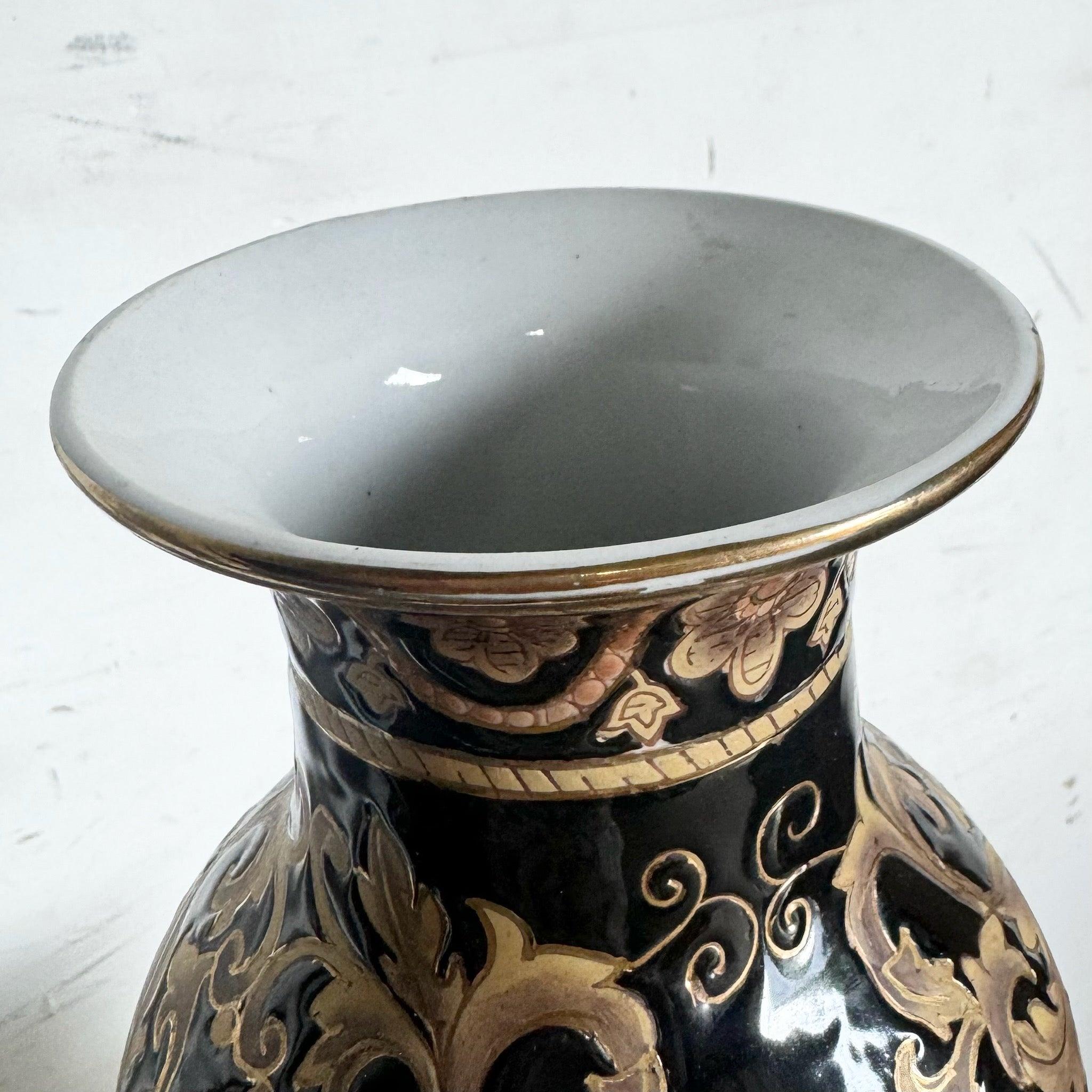 Vaso cinese d'epoca in porcellana nera e oro In condizioni buone in vendita a Delray Beach, FL