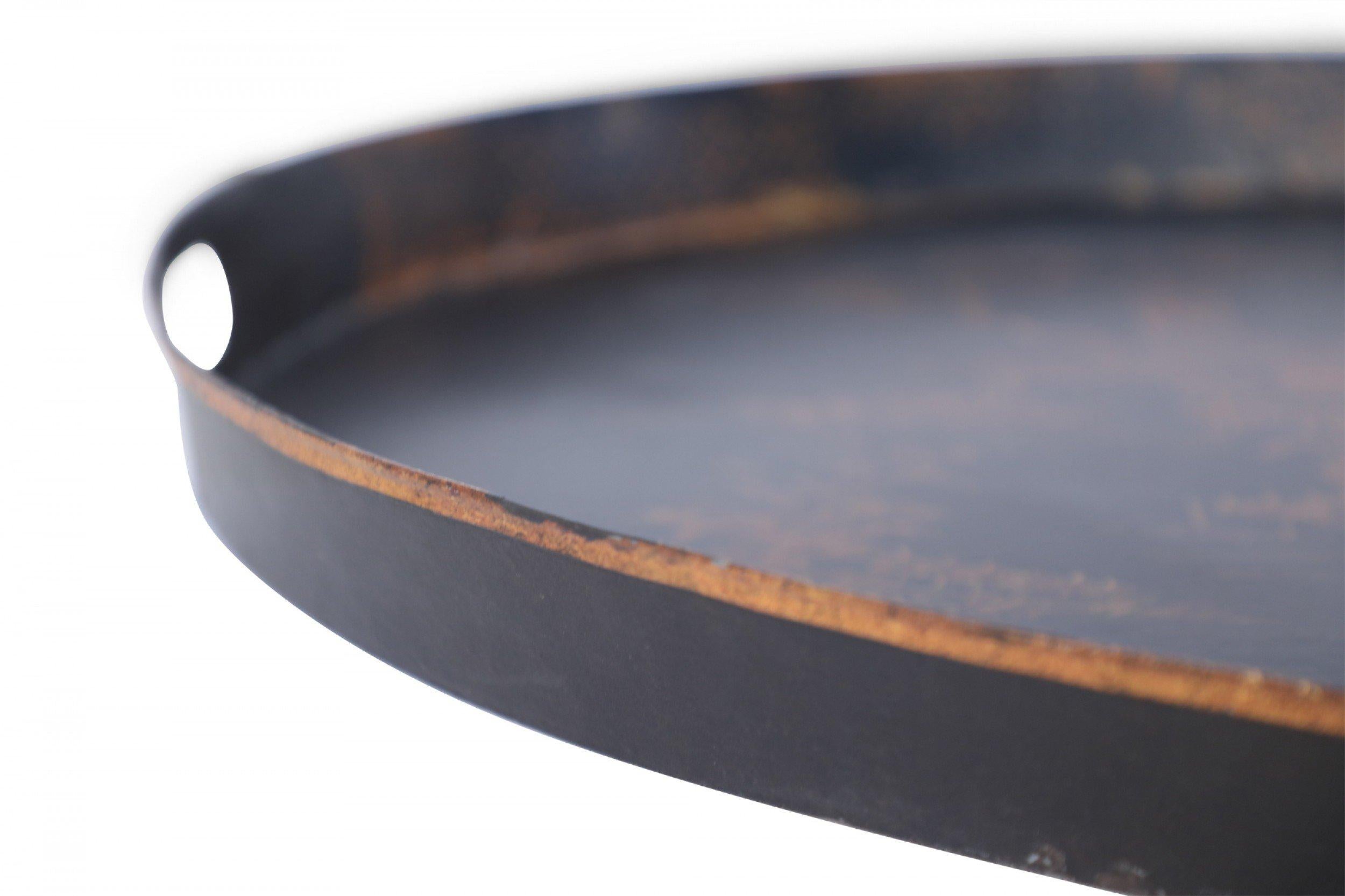 Plateau ovale vintage chinois en tôle noire et or représentant une scène de lac en vente 4