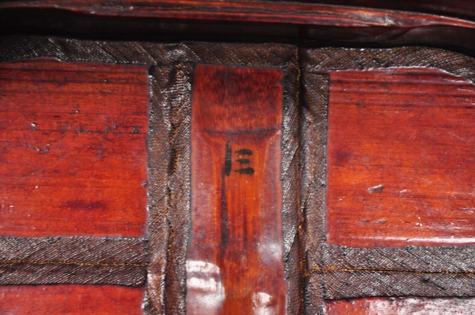 Boîte de panier chinoise vintage en bois à couvercle peinte à fleurs en laque noire et rouge en vente 4