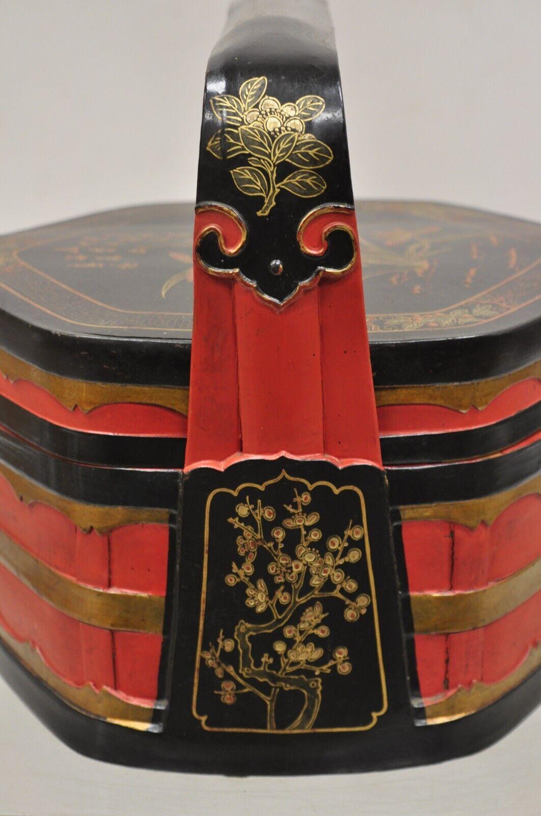 Exportation chinoise Boîte de panier chinoise vintage en bois à couvercle peinte à fleurs en laque noire et rouge en vente