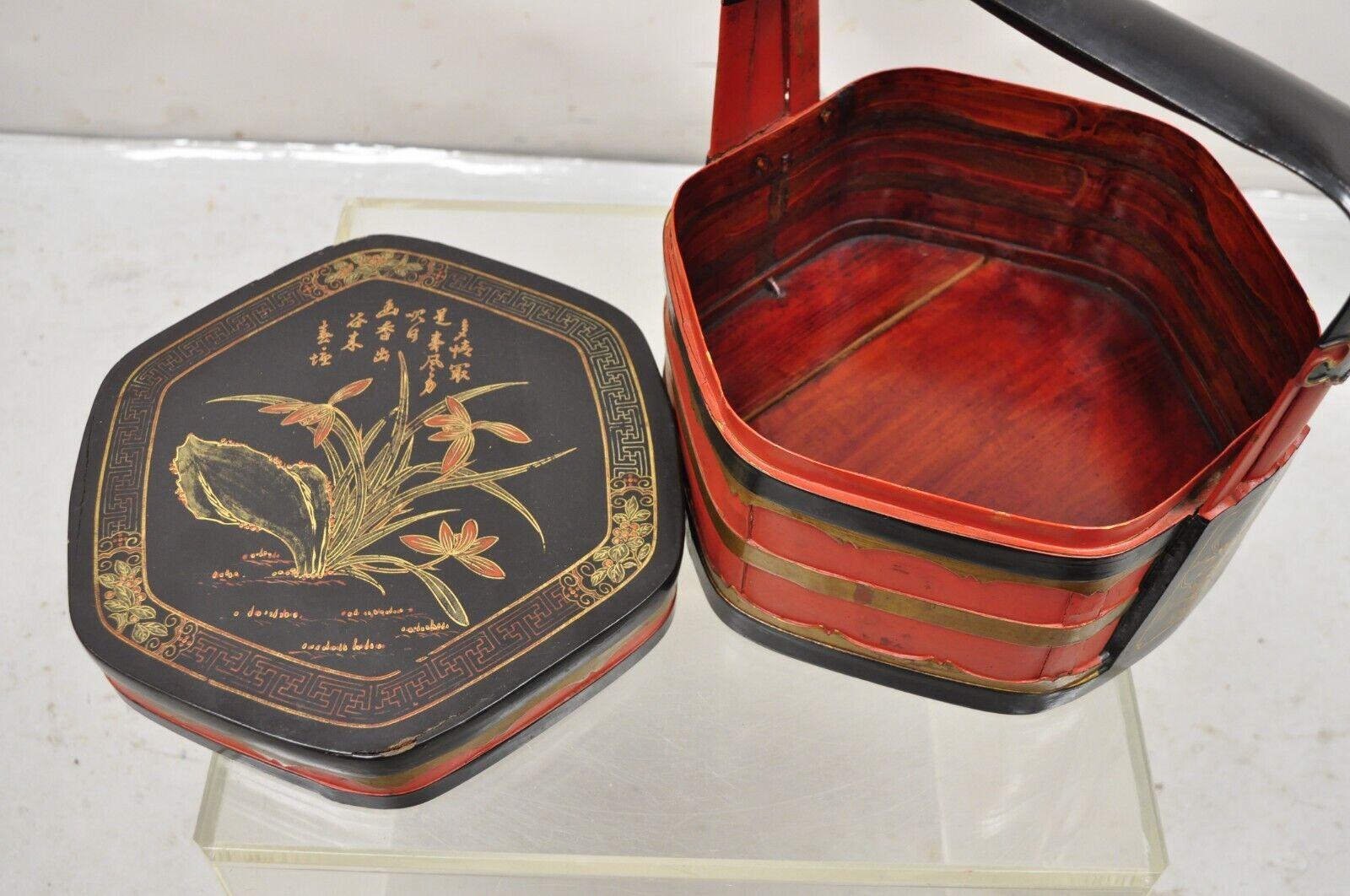 20ième siècle Boîte de panier chinoise vintage en bois à couvercle peinte à fleurs en laque noire et rouge en vente
