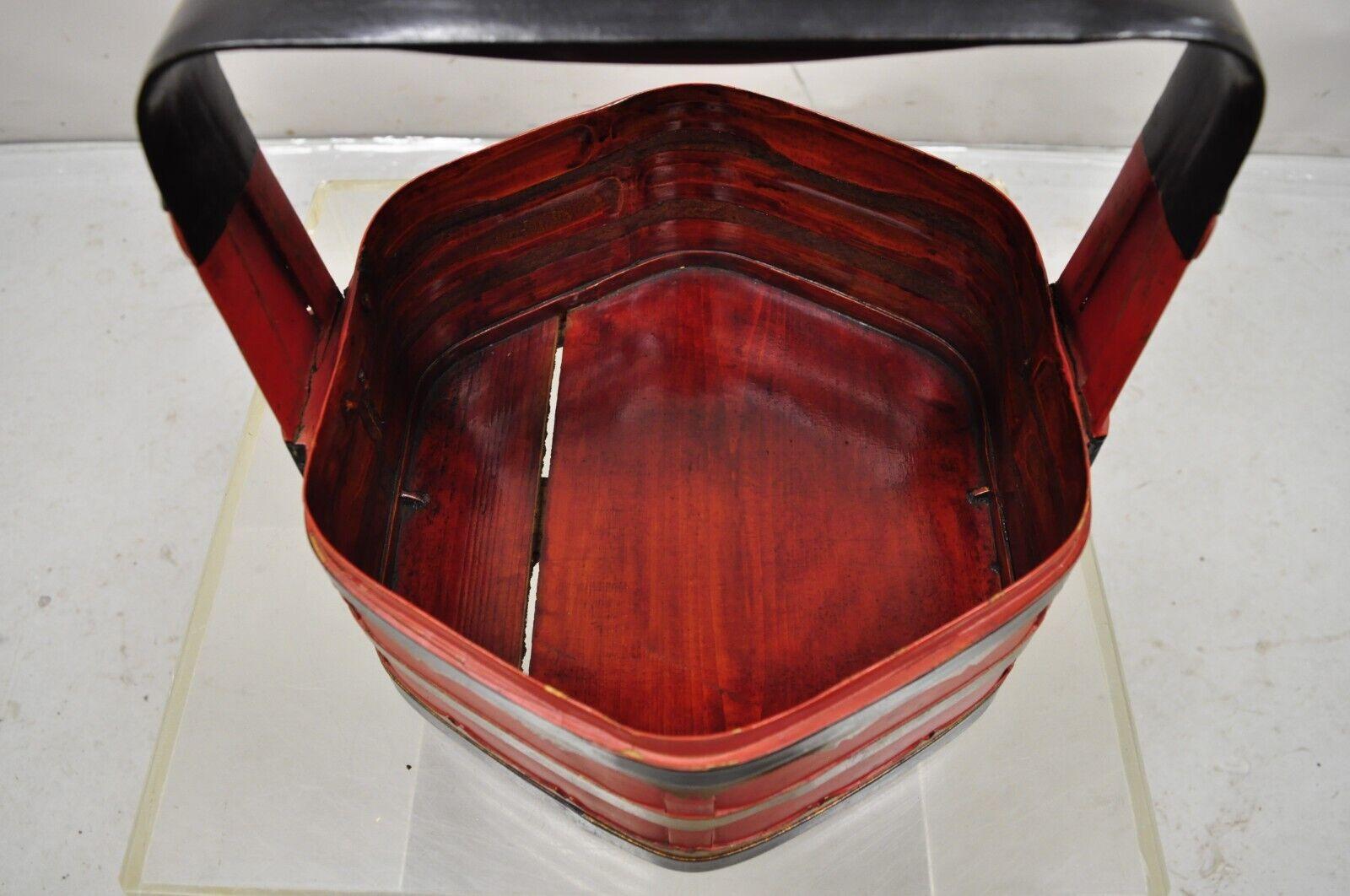 Bois Boîte de panier chinoise vintage en bois à couvercle peinte à fleurs en laque noire et rouge en vente