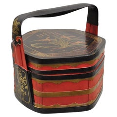 Boîte de panier chinoise vintage en bois à couvercle peinte à fleurs en laque noire et rouge
