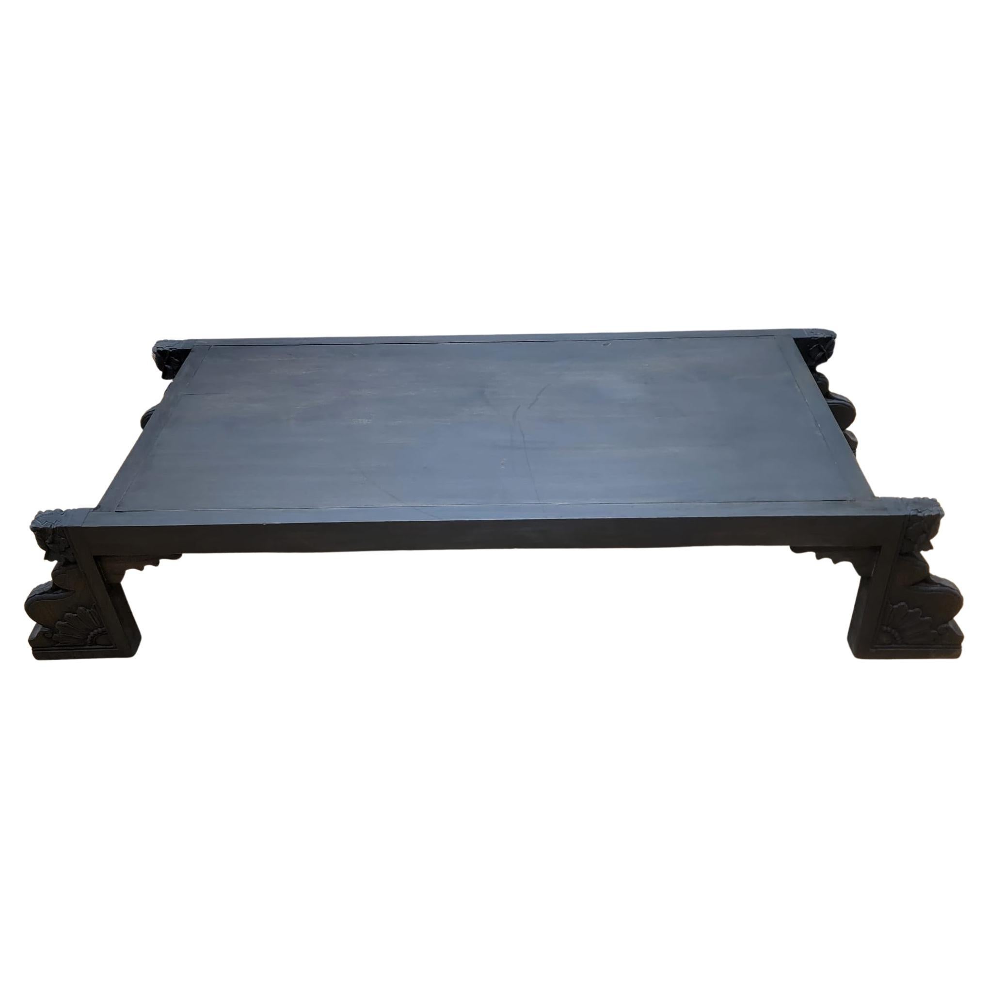 Table basse chinoise vintage en bois d'orme noir avec pieds sculptés
