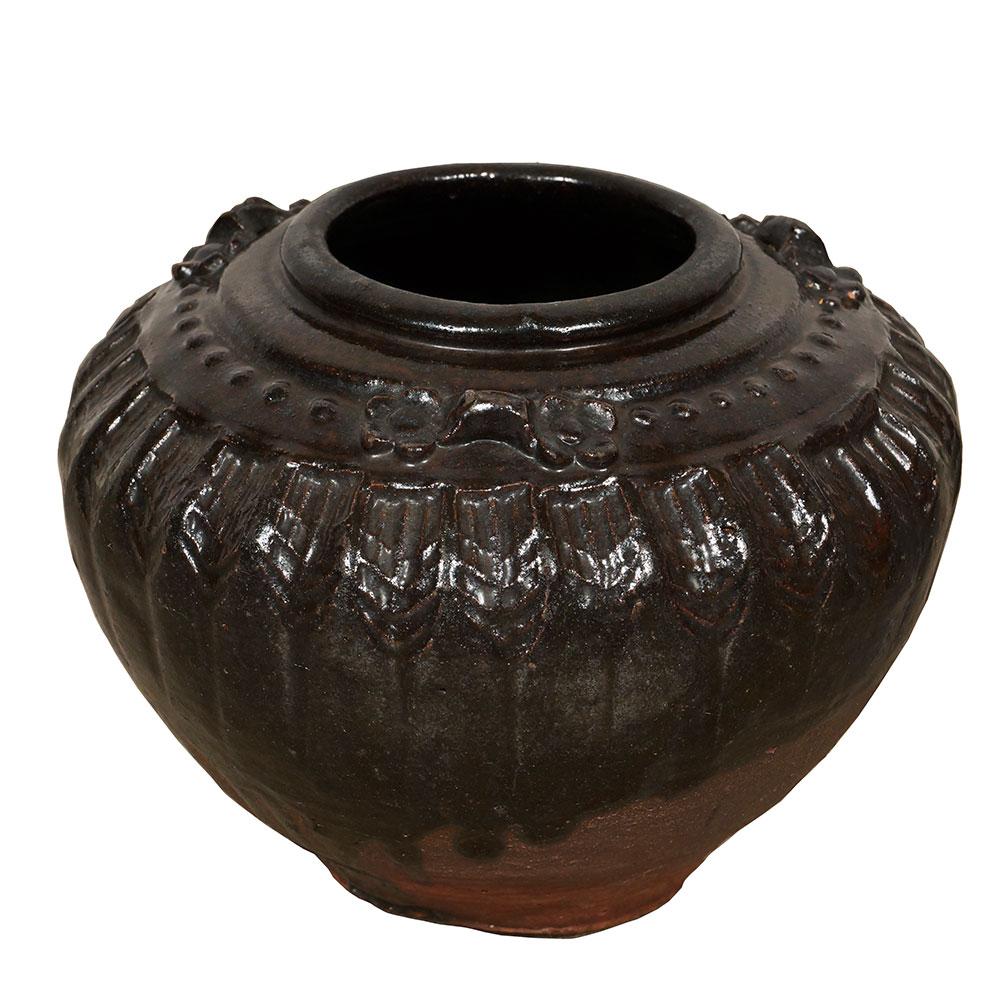 La nostra meravigliosa collezione di vasi in ceramica smaltata, fatti a mano e d'epoca in Cina, è un ottimo pezzo d'accento per qualsiasi stanza della tua casa. È in buone condizioni, con segni dell'età e dell'uso e una patina rovinata.

Dimensioni: