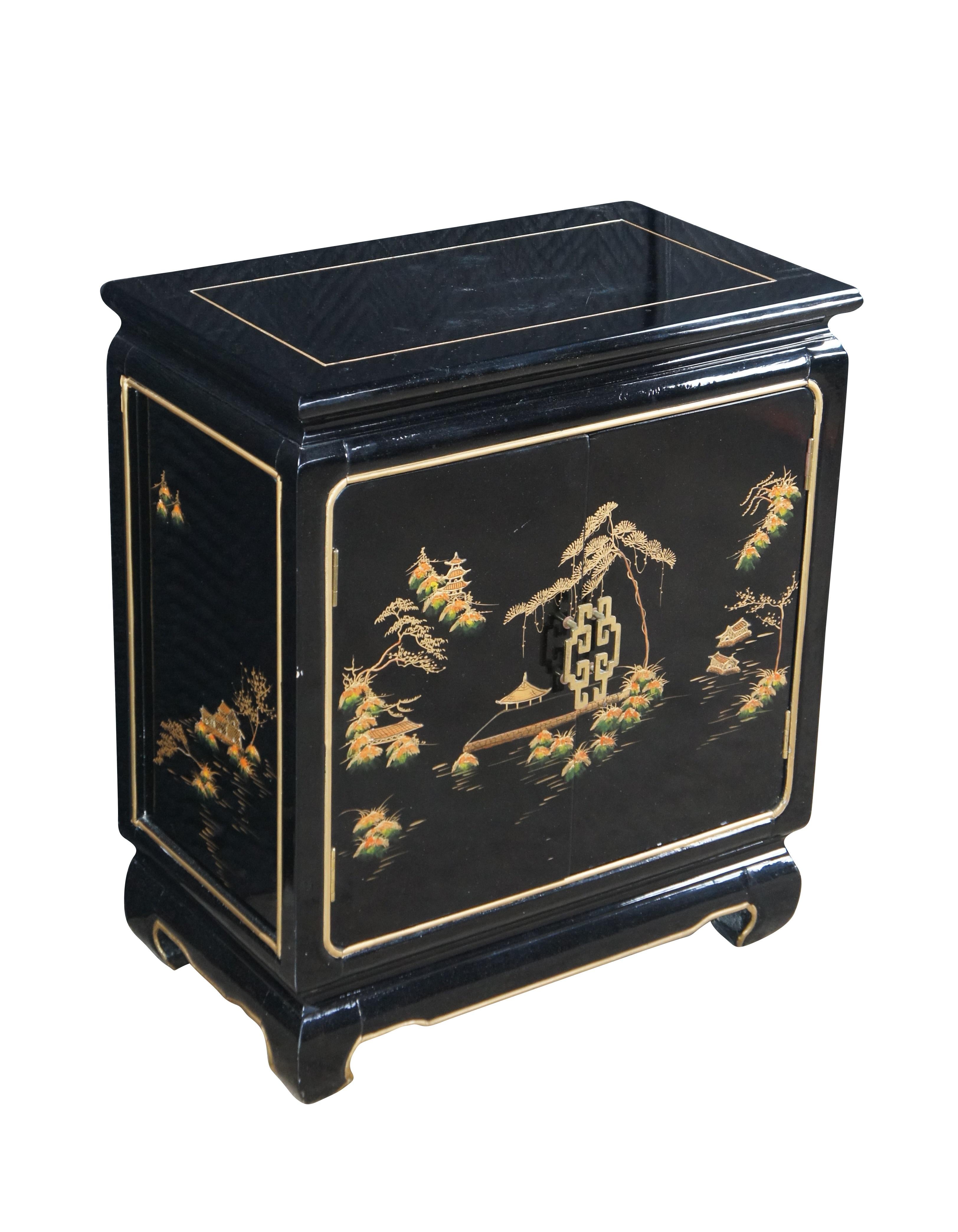 Gabinete chino de finales del siglo XX.  Presenta un ribete negro dorado con una escena de geishas en la parte delantera.  El armario se abre a un estante para guardar accesorios.

Dimensiones:
24