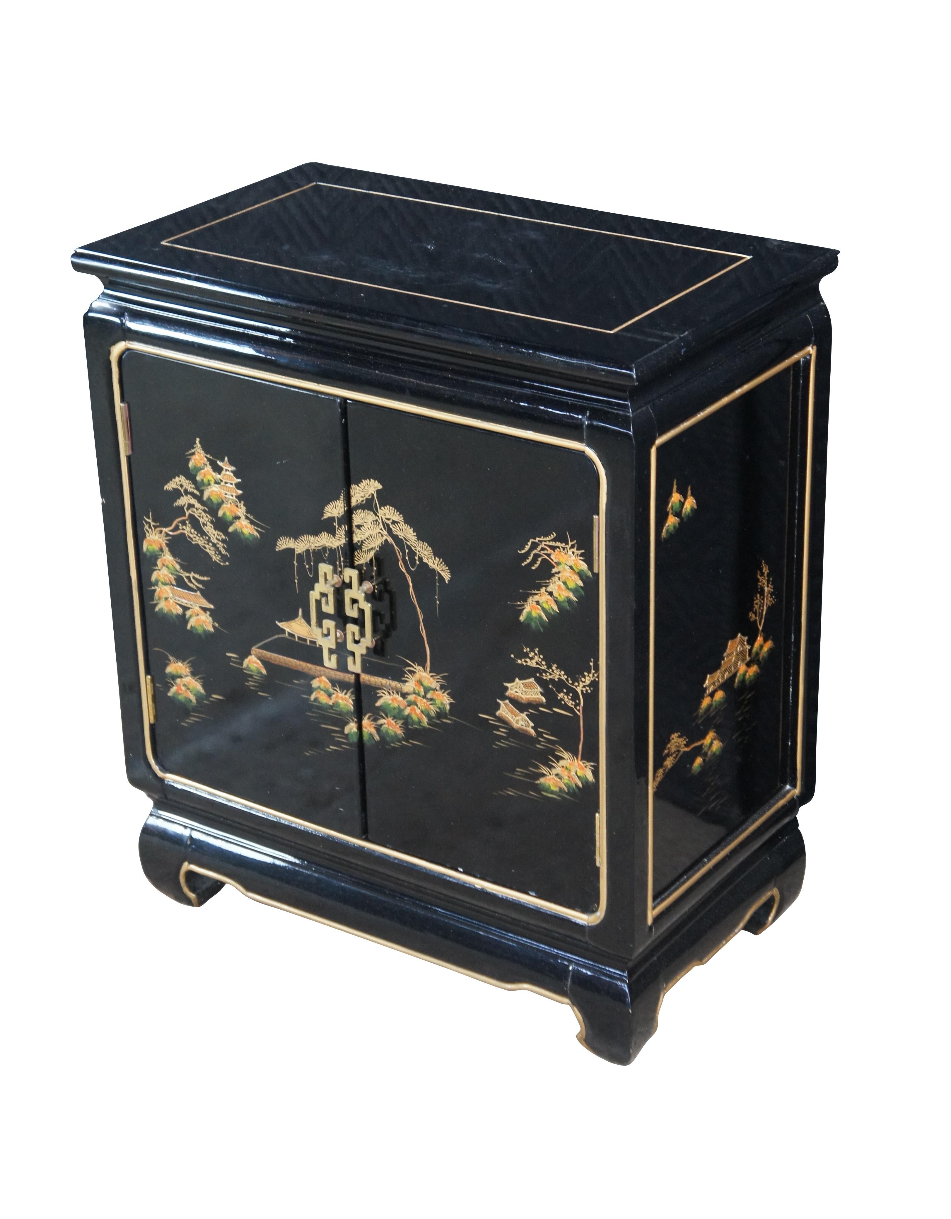 Vintage Chino Laca Negra Dimunitive Pequeña Mesa Auxiliar Gabinete Chinoiserie en Bastante bueno estado para la venta en Dayton, OH