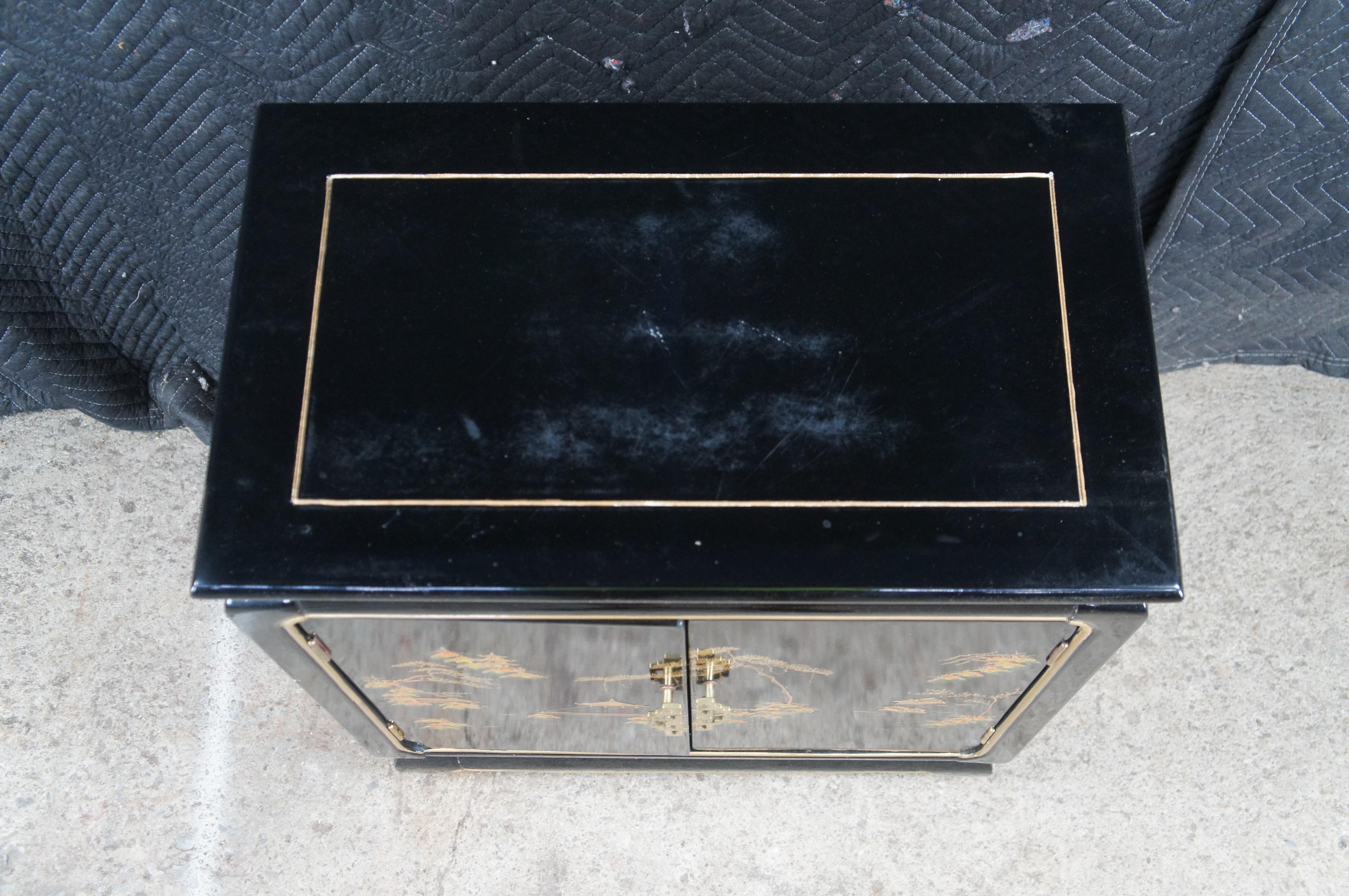 Vintage Chino Laca Negra Dimunitive Pequeña Mesa Auxiliar Gabinete Chinoiserie siglo XX en venta