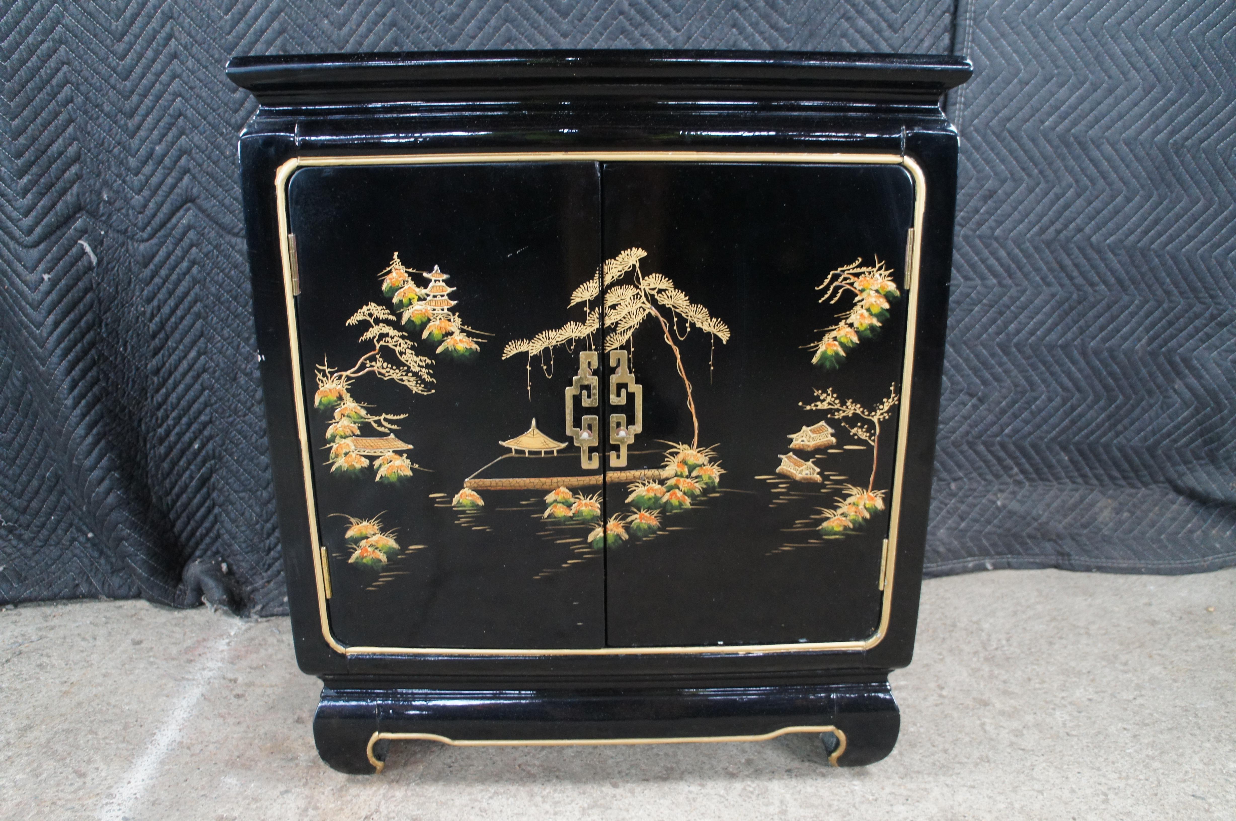 Vintage Chino Laca Negra Dimunitive Pequeña Mesa Auxiliar Gabinete Chinoiserie en venta 1