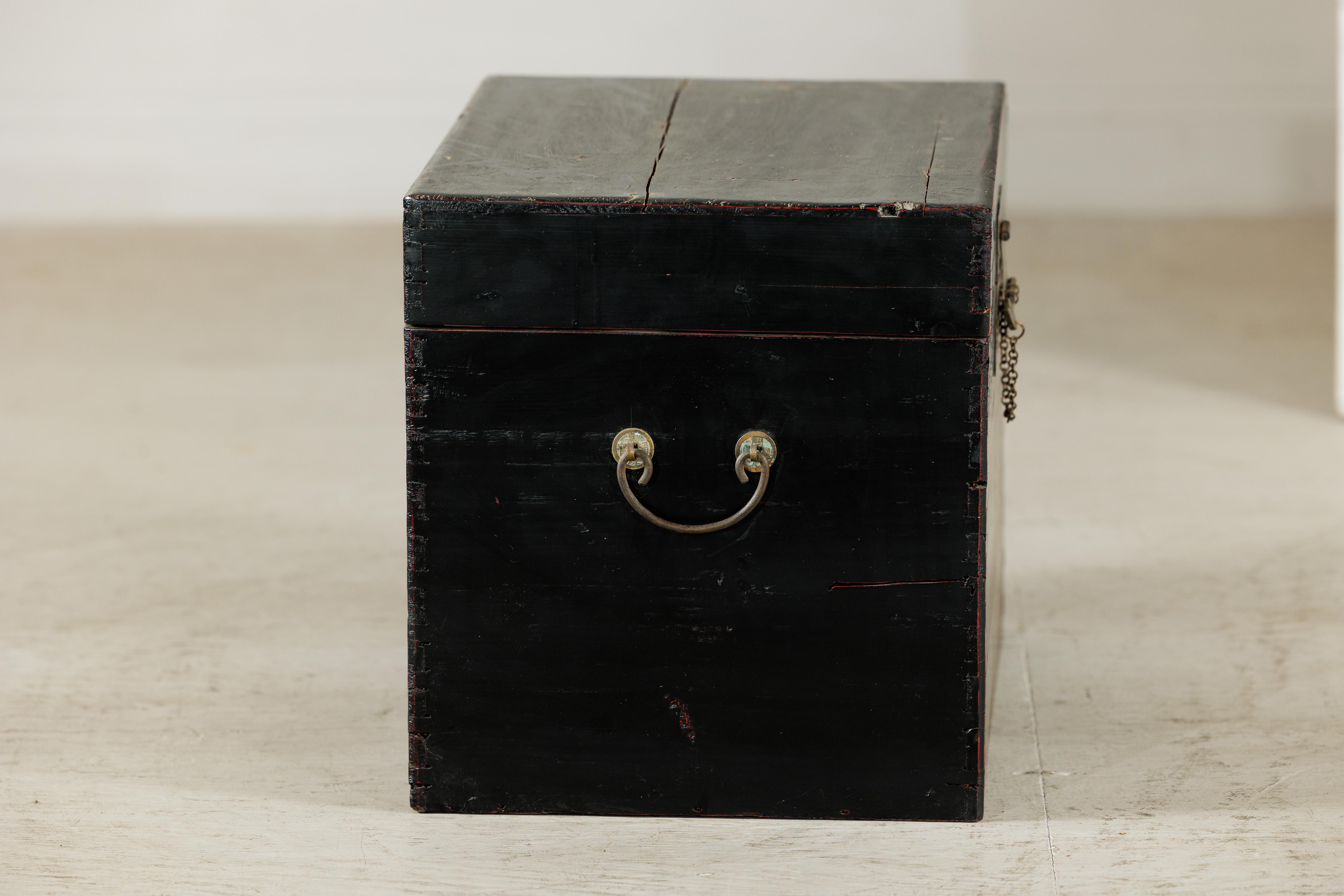 Baule cinese d'epoca laccato nero con hardware in ottone e maniglie laterali in vendita 3