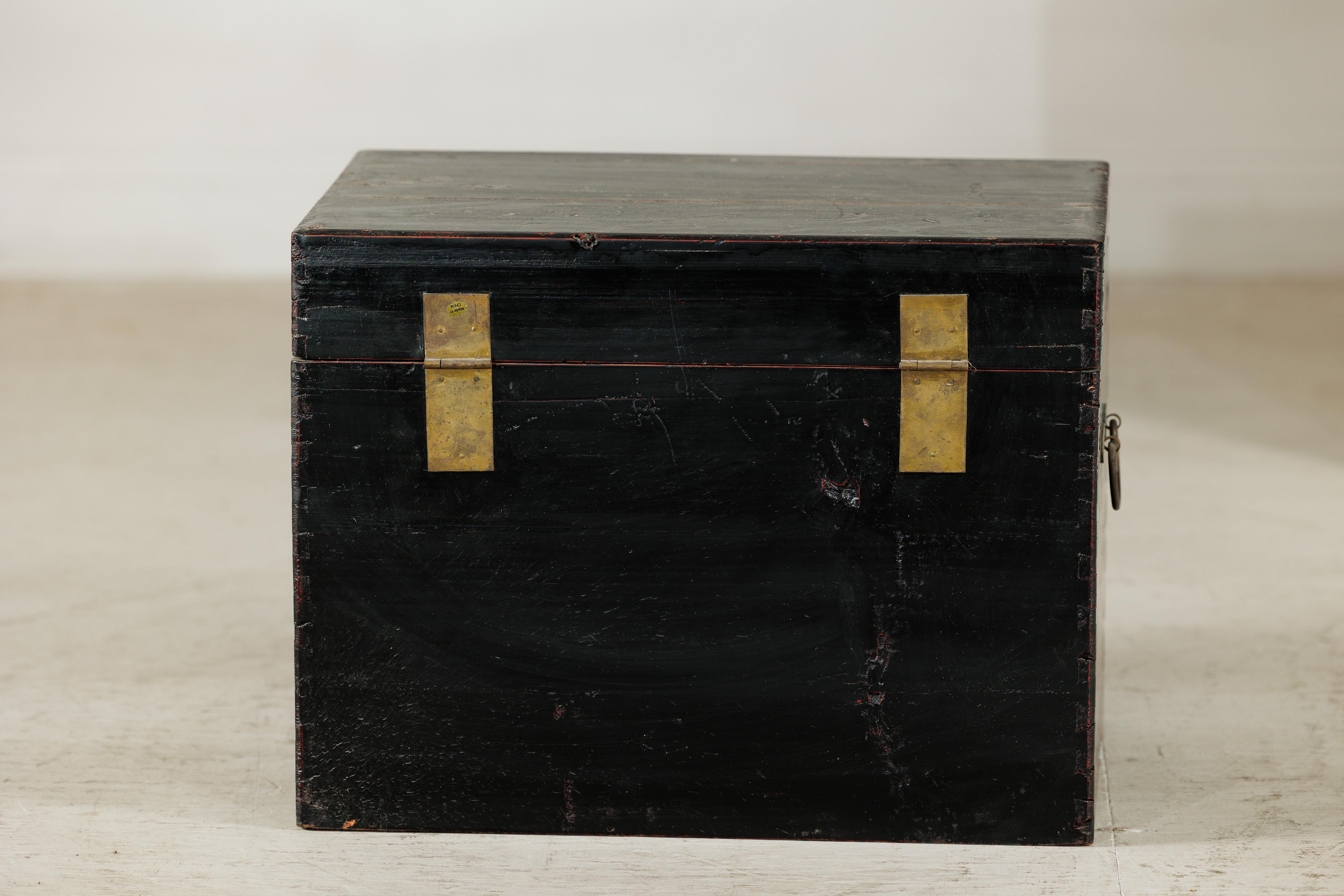 Baule cinese d'epoca laccato nero con hardware in ottone e maniglie laterali in vendita 4