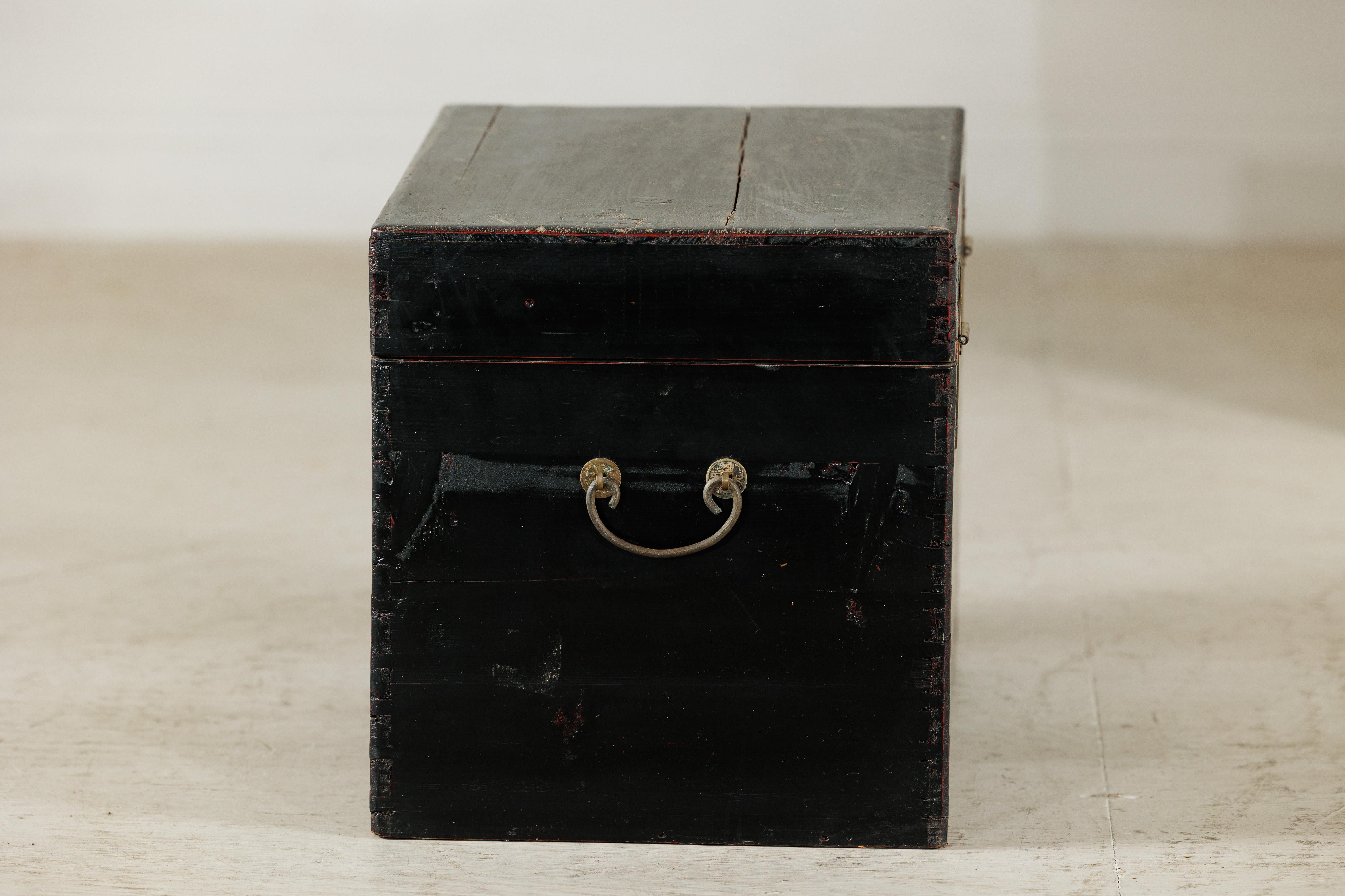 Baule cinese d'epoca laccato nero con hardware in ottone e maniglie laterali in vendita 5
